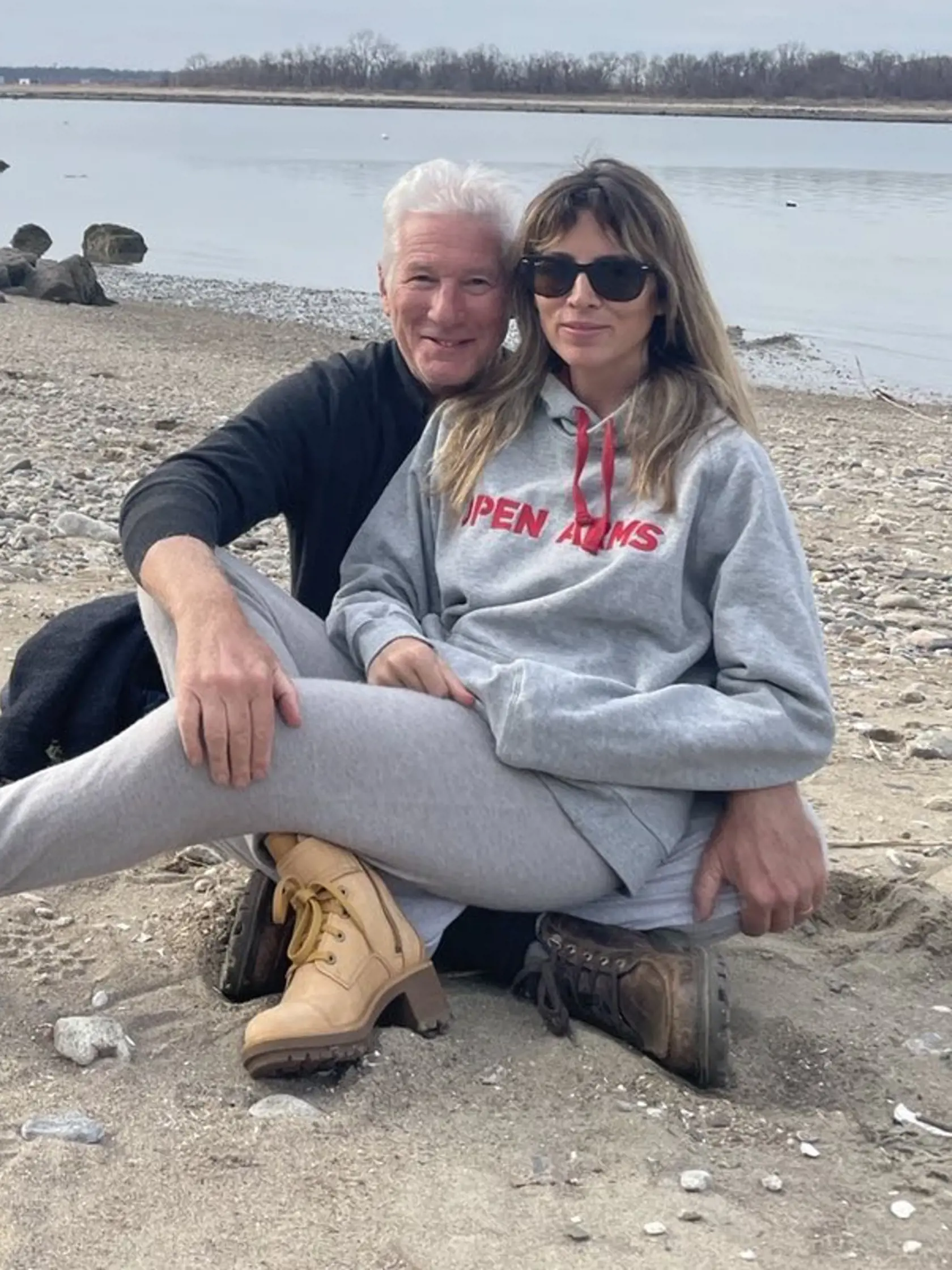Hviezda filmov ako Pretty Woman, Nevesta na úteku či Hačikó – príbeh psa vyrazila so svojou manželkou Alejandrou a malými synmi do Nuevo Vallarta v Mexiku. Prvotný plán dvojice bol oslava okrúhlych narodenín krásnej manželky, ktorá dokumentovala ich spoločnú cestu na svojom Instagrame. O pár dní neskôr však vydesila fanúšikov a priznala zdravotné komplikácie herca.