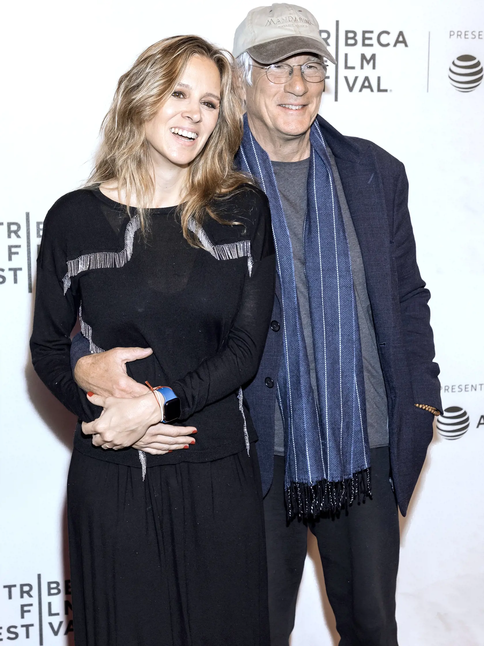 Richard Gere s manželkou Alejandrou na fotke z roku 2019