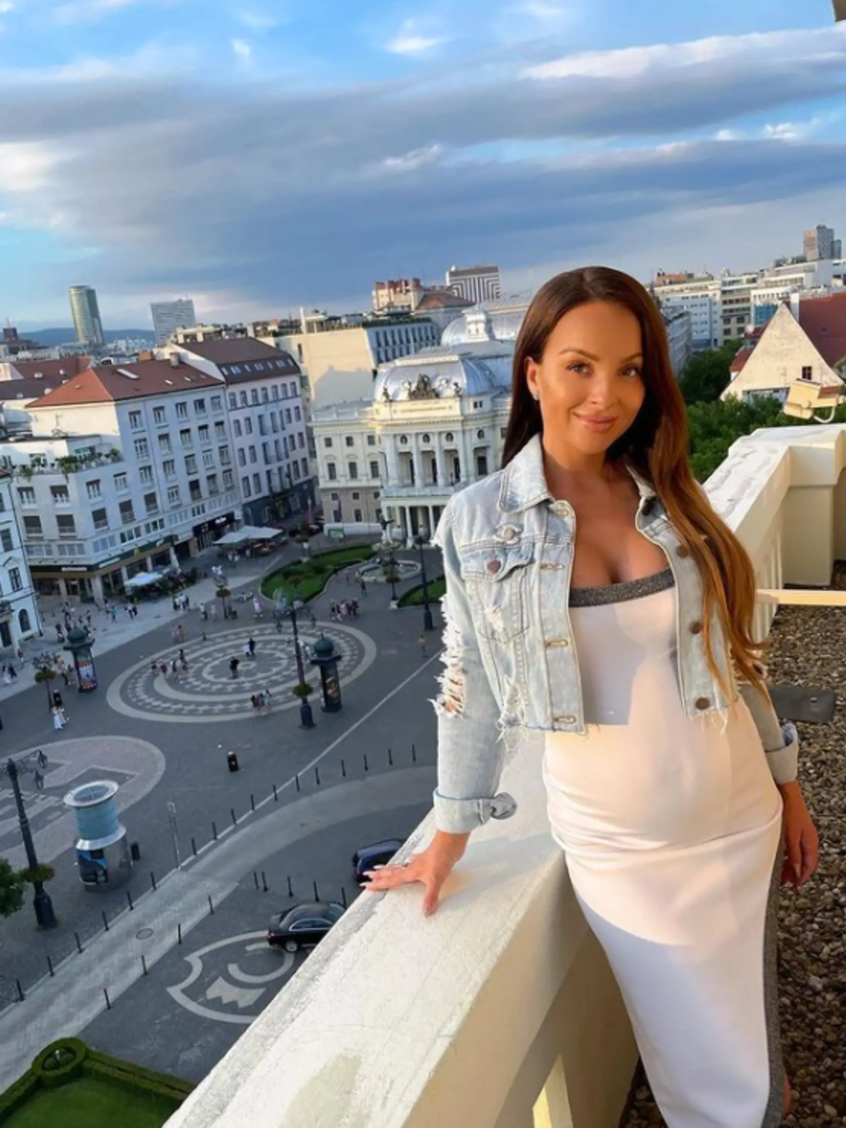 Veronika Nízlová je v pokročilom štádiu tehotenstva. O otcovi dieťaťa nehovorí, ale tehotenstvo si užíva...