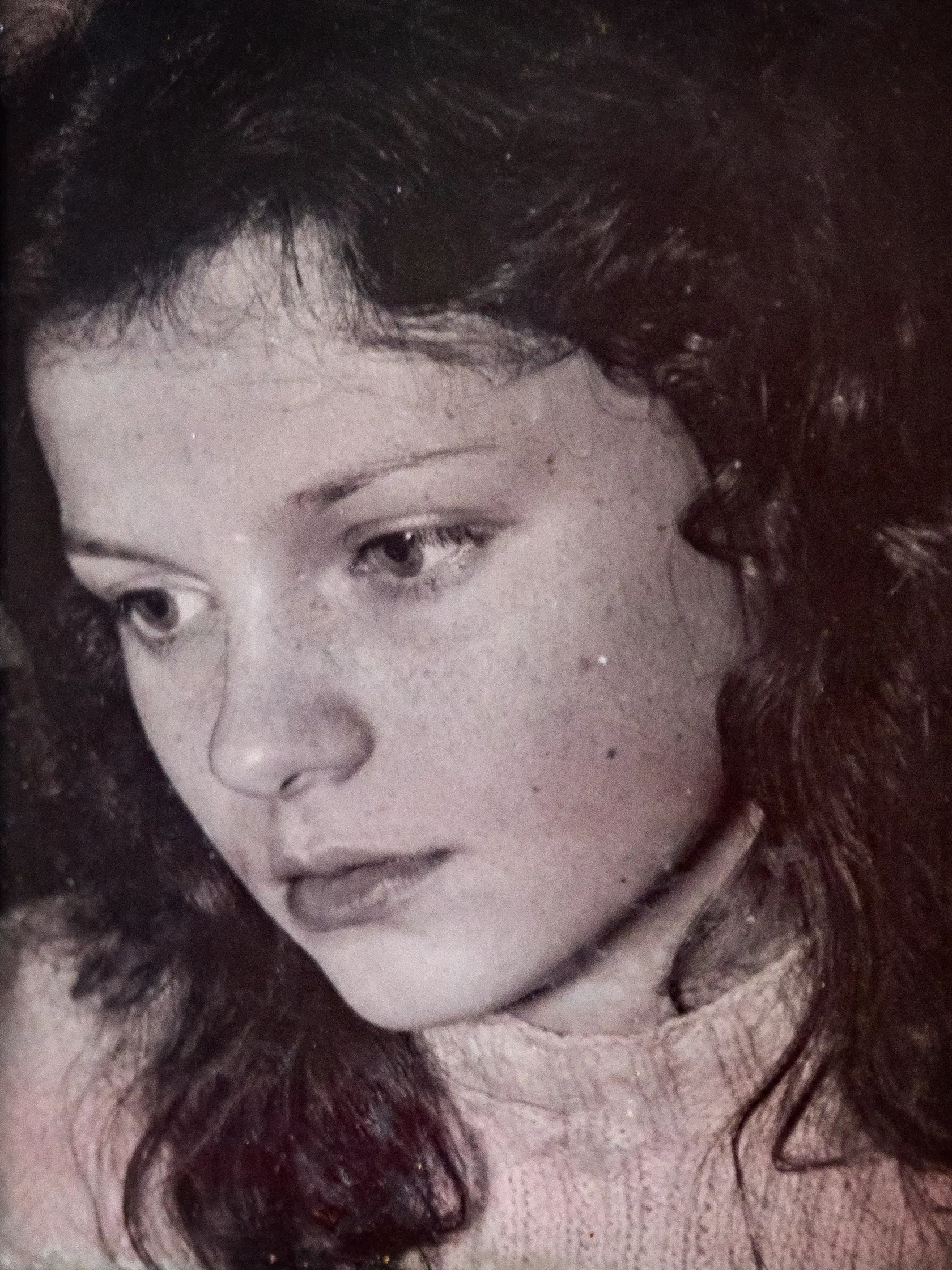 Rozhovor s pani Margarétou Cervanovou, ktorej dcéru, medičku Ľudmilu Cervanovú znásilnili a zavraždili v roku 1976 - kauza Cervanová. Na snímke je podobizeň Ľudmily Cervanovej, ako súčasť pietneho miesta v byte pani Cervanovej