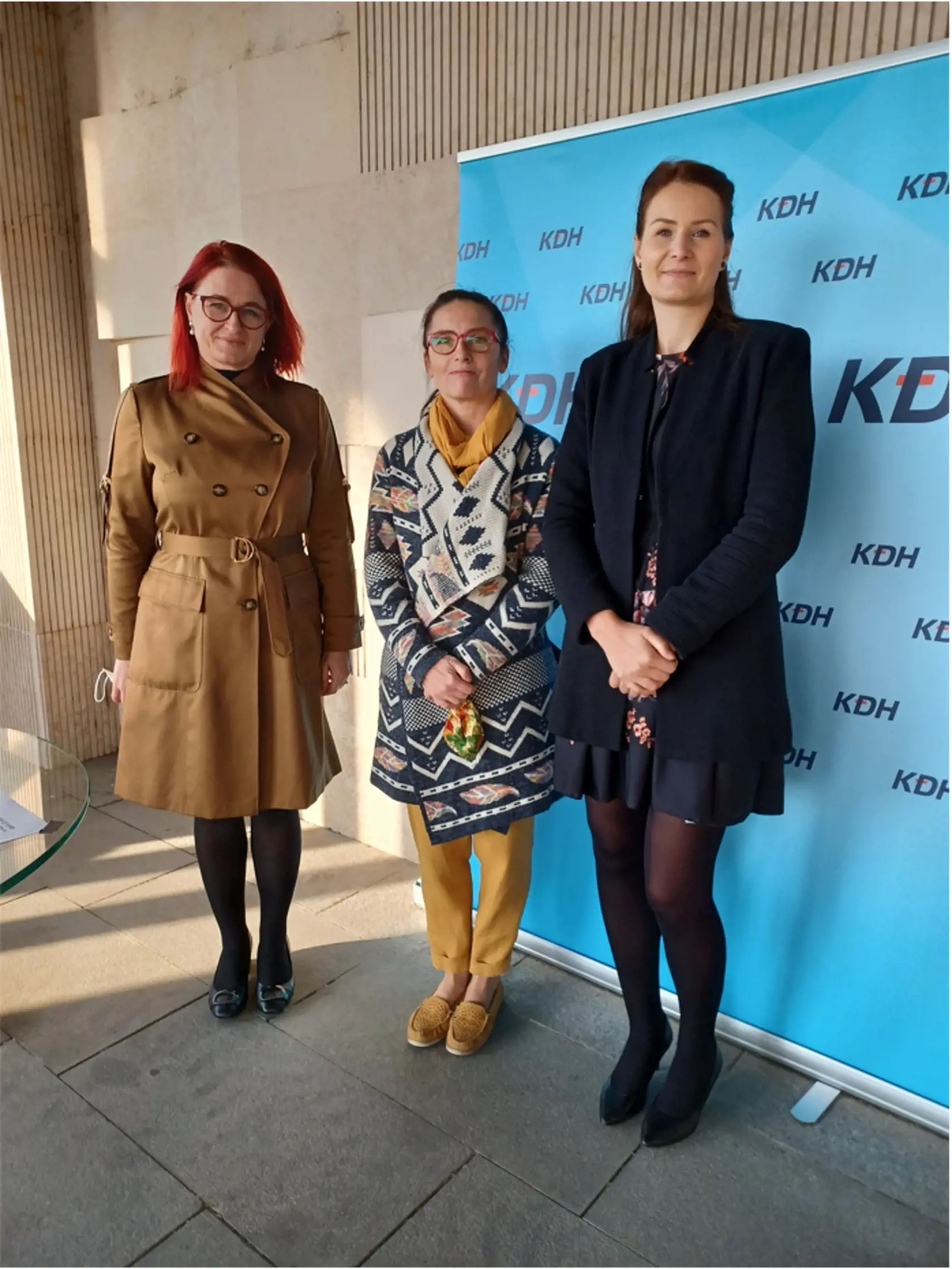 Vľavo lekárka, tímlíderka pre zdravotníctvo a členka predsedníctva KDH Monika Kolejáková, v strede matka samoživiteľka Zdenka Studenková, vpravo právnička a členka predsedníctva KDH Martina Holečková.