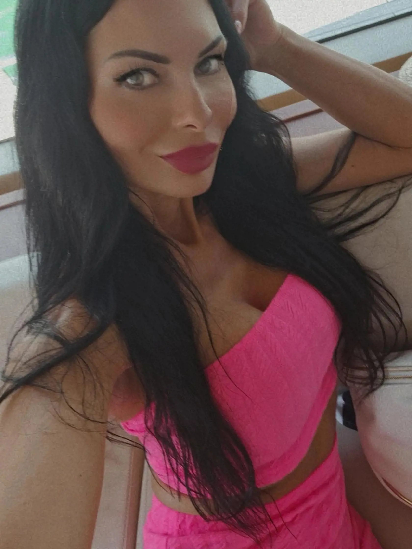 Sexi mamina Mirka Jakubisová sa pochválila fotkami z exotického Dubaja, kde odletela spolu so synom Markusom (3), dvomi dcérami z predchádzajúceho vzťahu, a spoločnosť im robil aj predseda parlamentu Kollár.