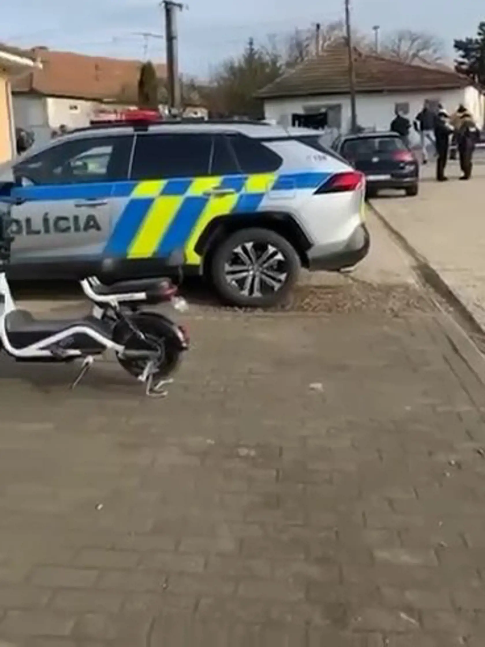 Zásah policajných zložiek v obci Jelenec.