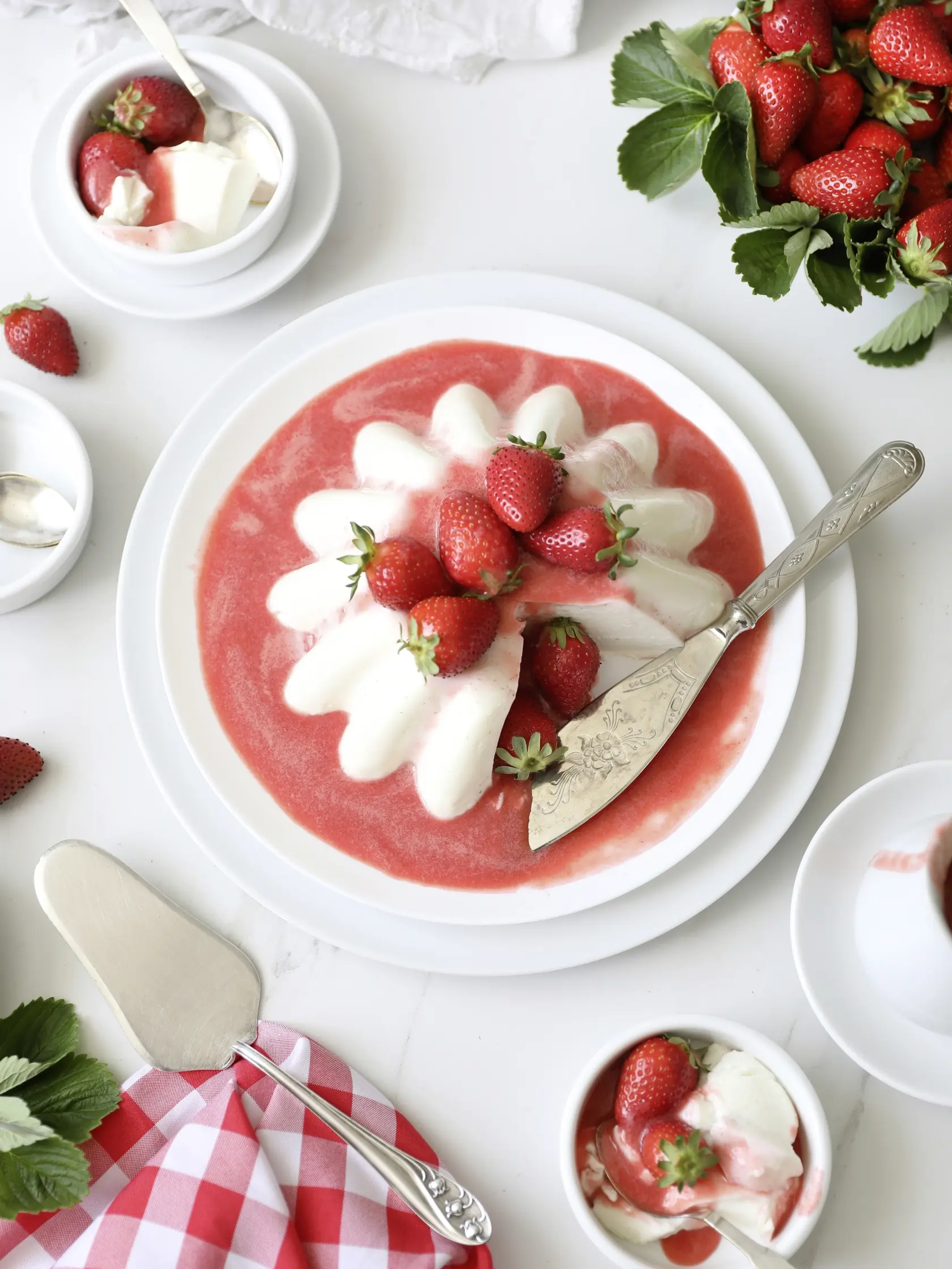 Jogurtová panna cotta s jahodovou omáčkou