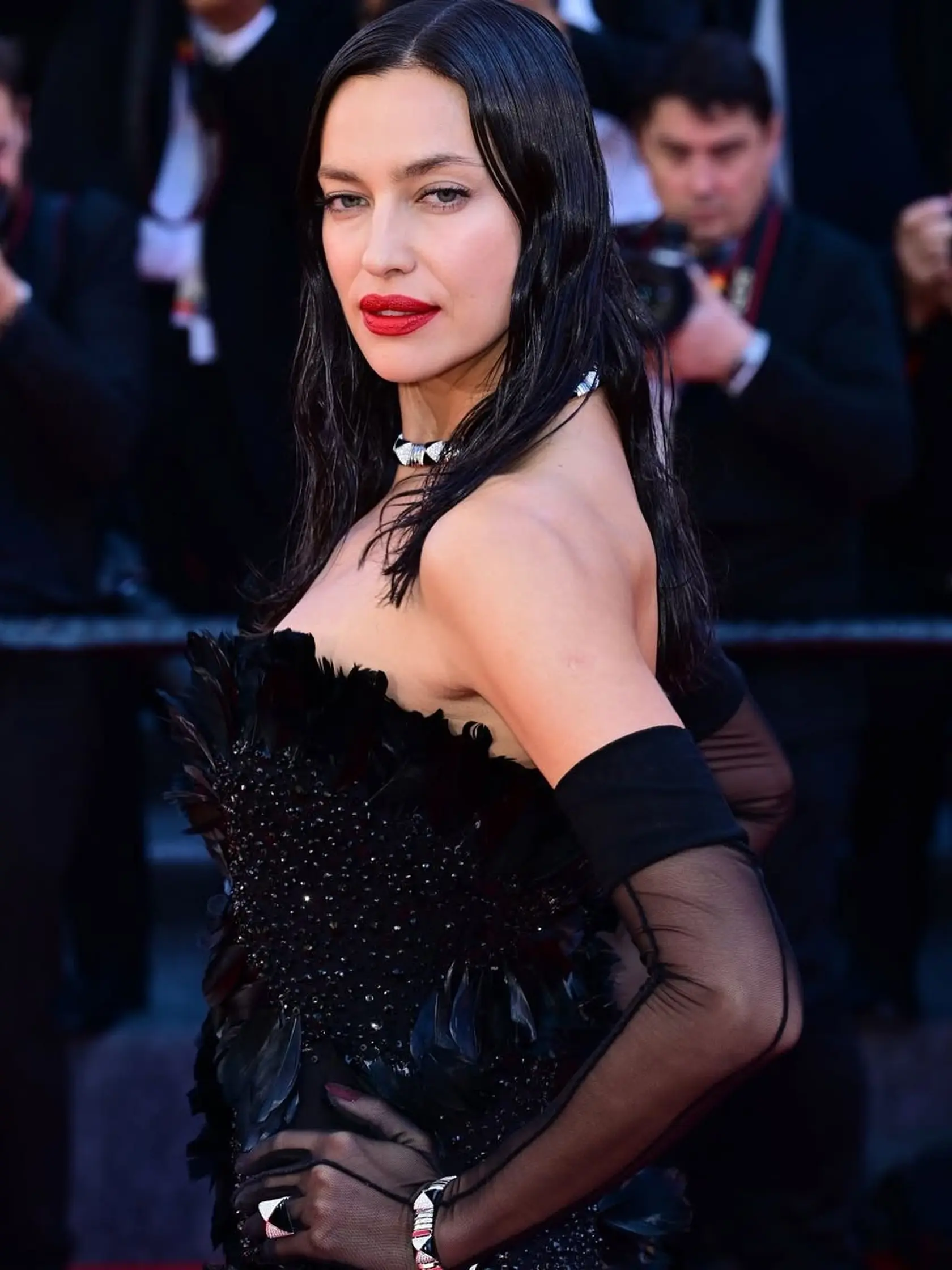 Irina Shayk sa ukázala v čiernych šatách bez ramienok s perovými detailmi od Elieho Saaba. 