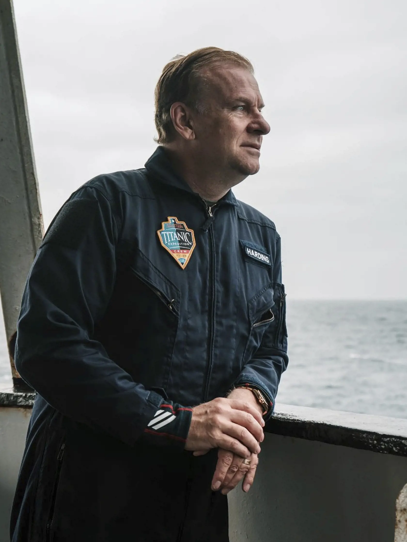 Na snímke, ktorú zverejnila spoločnosť Action Aviation, britský podnikateľ, letec, prieskumník a vesmírny turista Hamish Harding sa pozerá pred nalodením do ponorky Titan na expedíciu k vraku Titanicu 18. júna 2023. Záchranári pátrajúci pomocou sonaru po nezvestnej ponorke Titan s piatimi ľuďmi na palube zaznamenali v severnom Atlantiku v oblasti, kde plavidlo pred dvoma dňami zmizlo, pod vodou zvuky. Výletná ponorka Titan sa stratila v nedeľu 18. júna počas plavby k vraku parníka Titanic