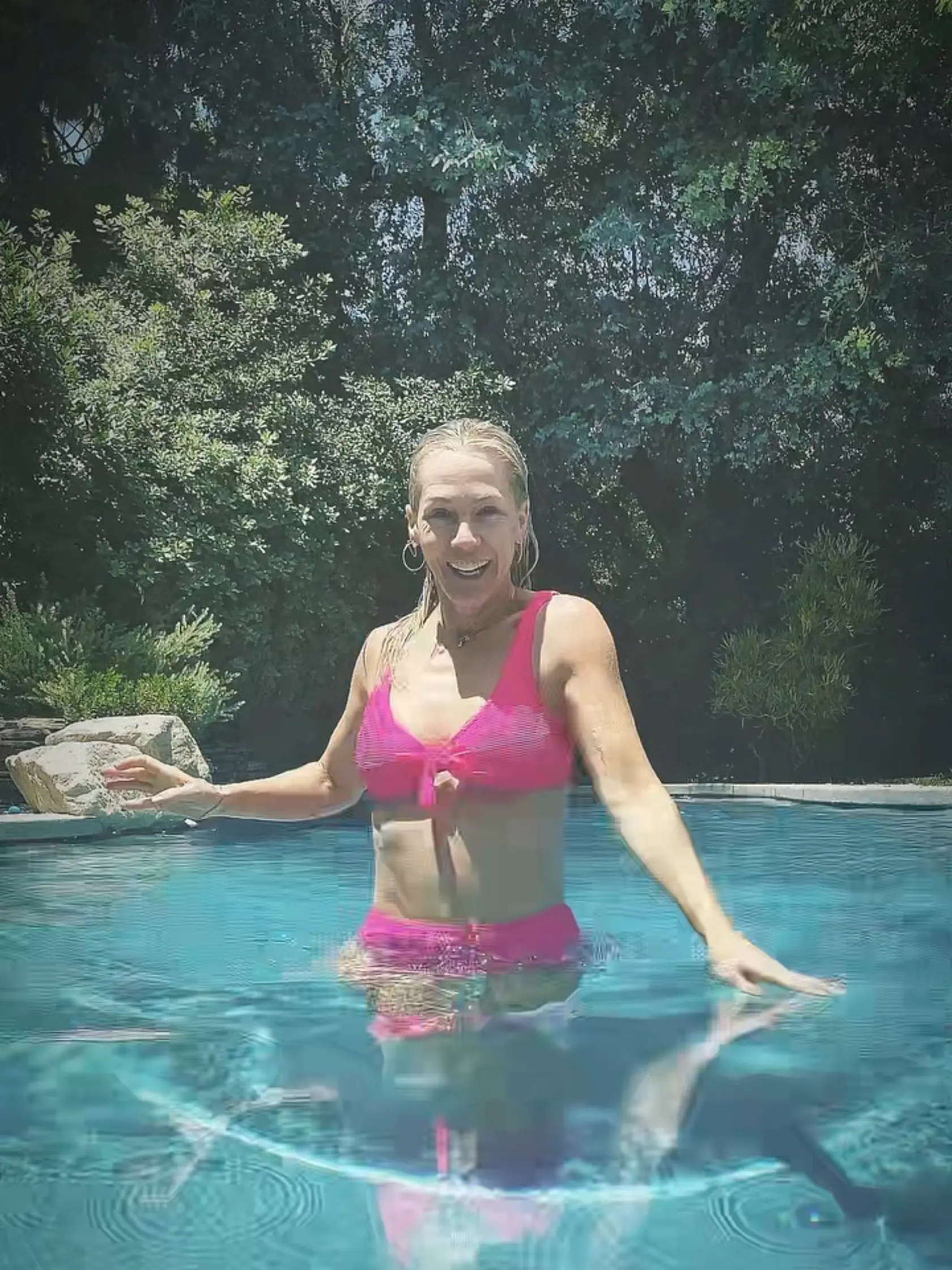 Jennie Garth vo svojom bazéne.