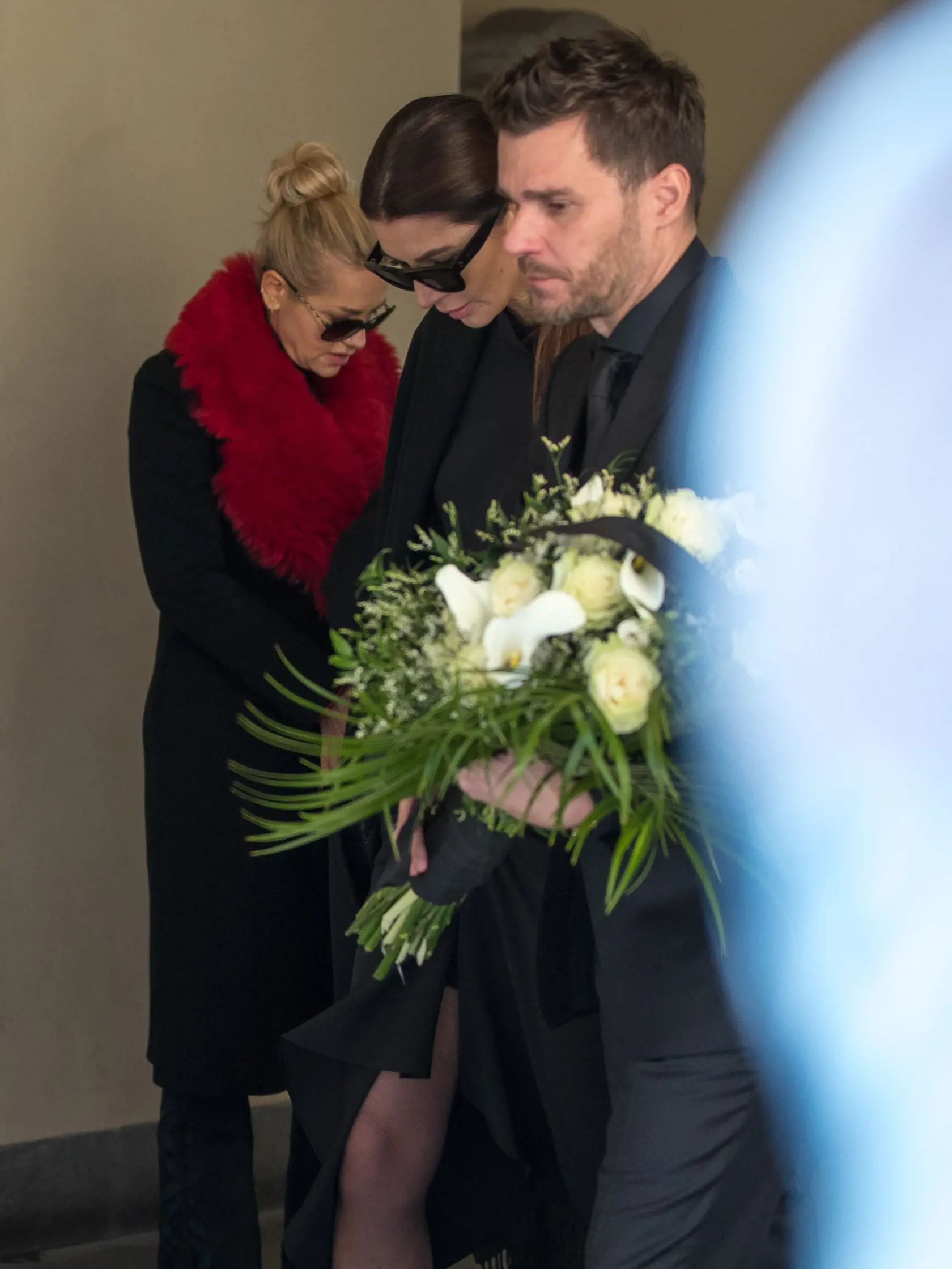 Zádušná omša za zosnulého Karla Gotta v chráme Svätého Víta na Pražskom hrade. S hudobnou legendou sa prišlo rozlúčiť množstvo známych osobností kultúrneho a verejného života. Na snímke je Dara Rolins a Leoš Mareš s manželkou.