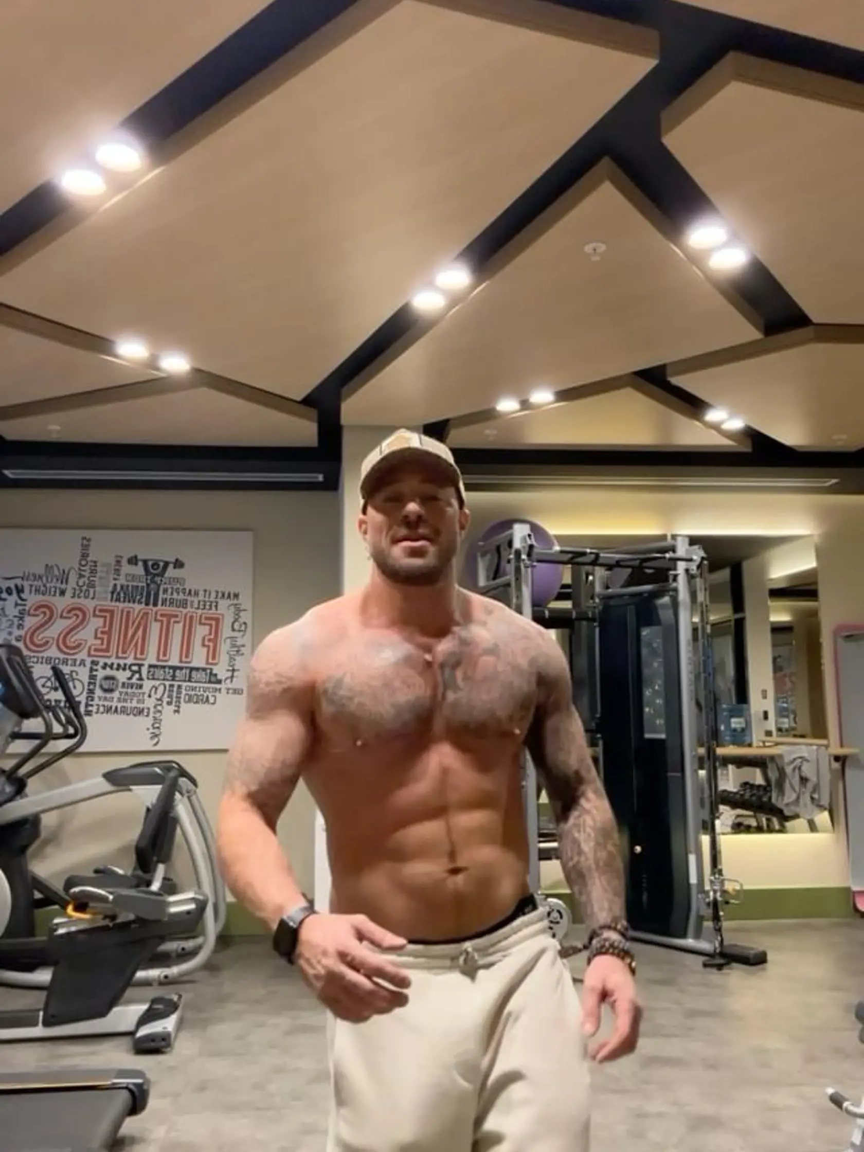 Duncan James z kapely Blue sa pýši vypracovanými svalmi.