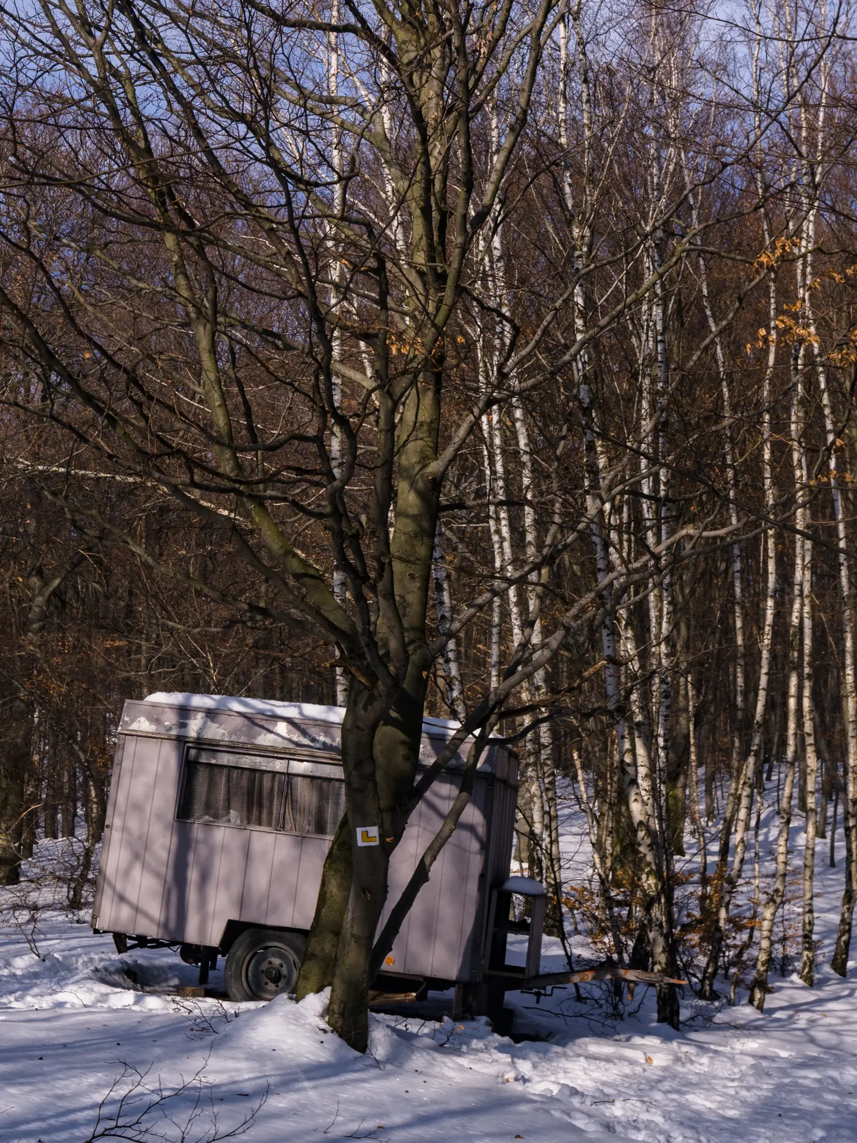 Na símke je opustená maringotka v pohorí tribeč.