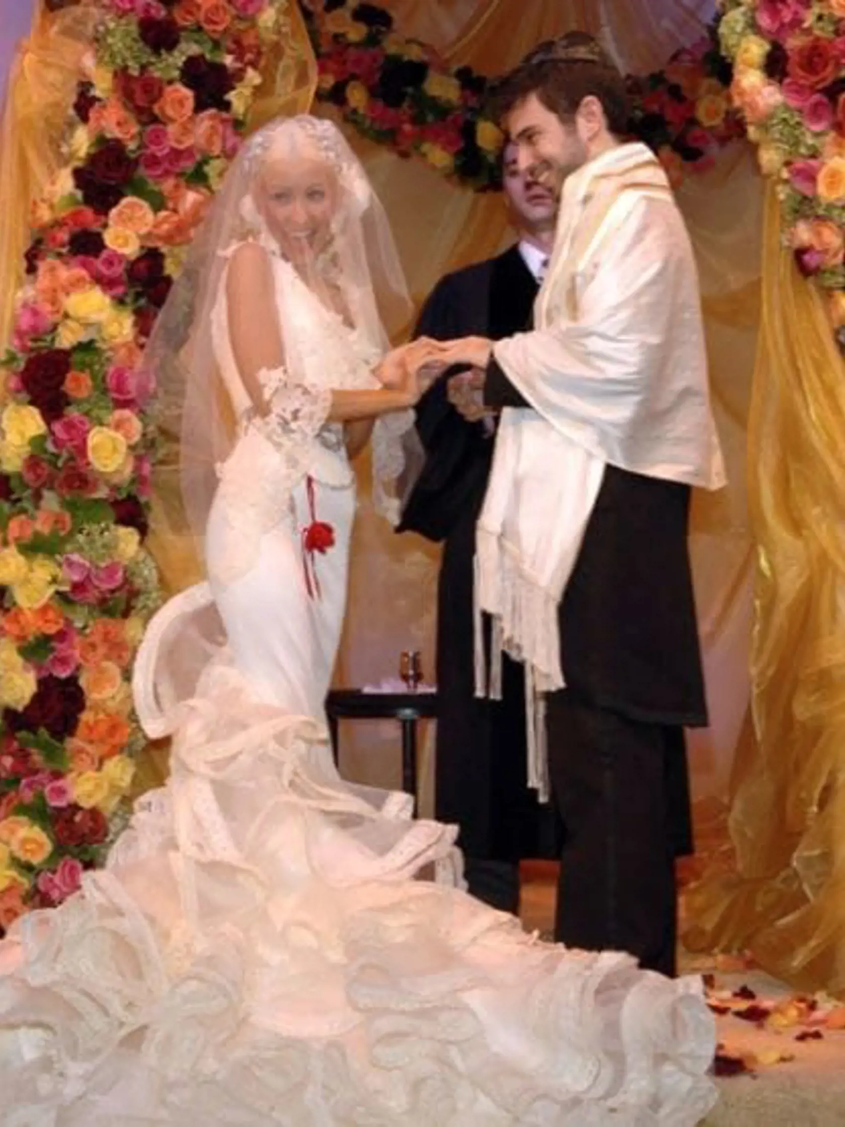 10. Christina Aguilera (36) a Jordan Bratman (40) – Blonďavá speváčka si hudobného producenta vzala v roku 2005. Na svoj veľký deň pozvali do kalifornského vinárstva Napa Valleys Staglin Family Vineyard 150 hostí. Christina zaplatila za svoju róbu v prepočte vyše 70 000 eur a celá svadba stála dvojicu na dva milióny dolárov, teda takmer 1 800 000 eur! Speváčka neskôr porodila Jordanovi syna Maxa, no ich manželstvo nevydržalo a rozviedli sa v roku 2011.