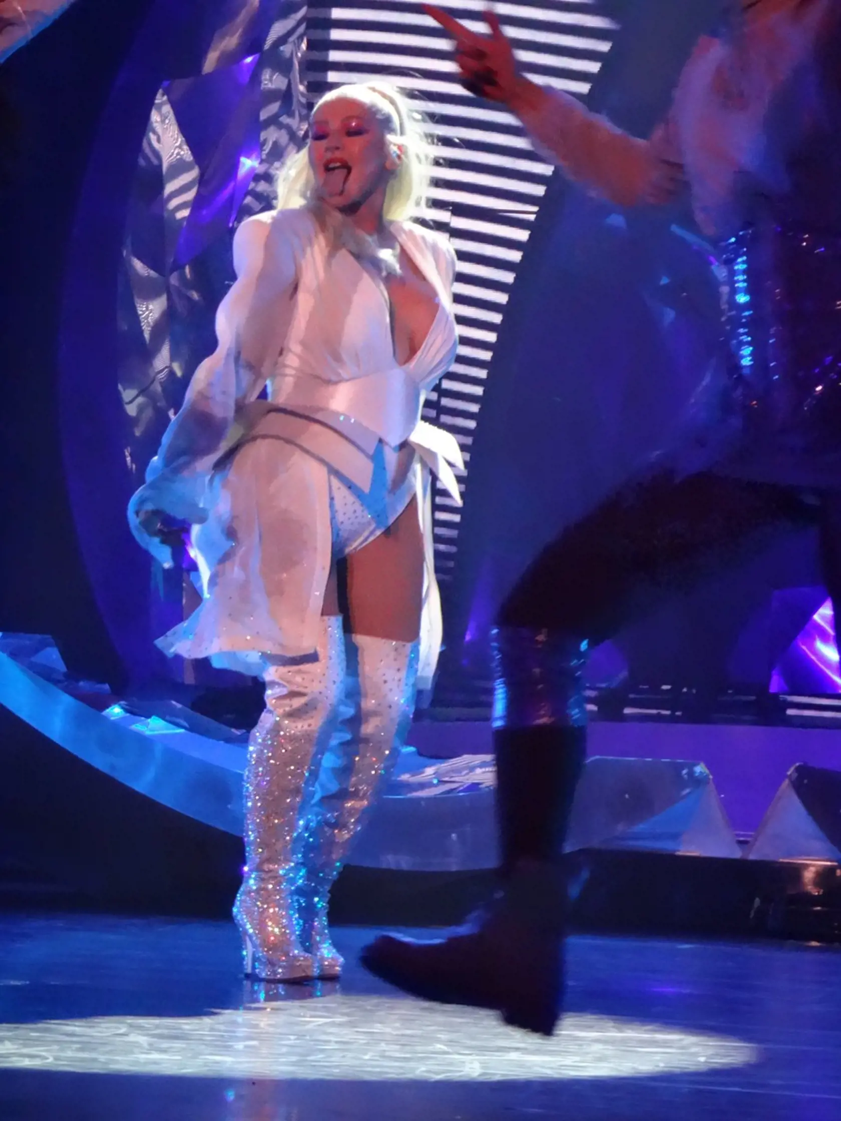 Christina Aguilera vystriedala počas vystúpenia niekoľko kostýmov.
