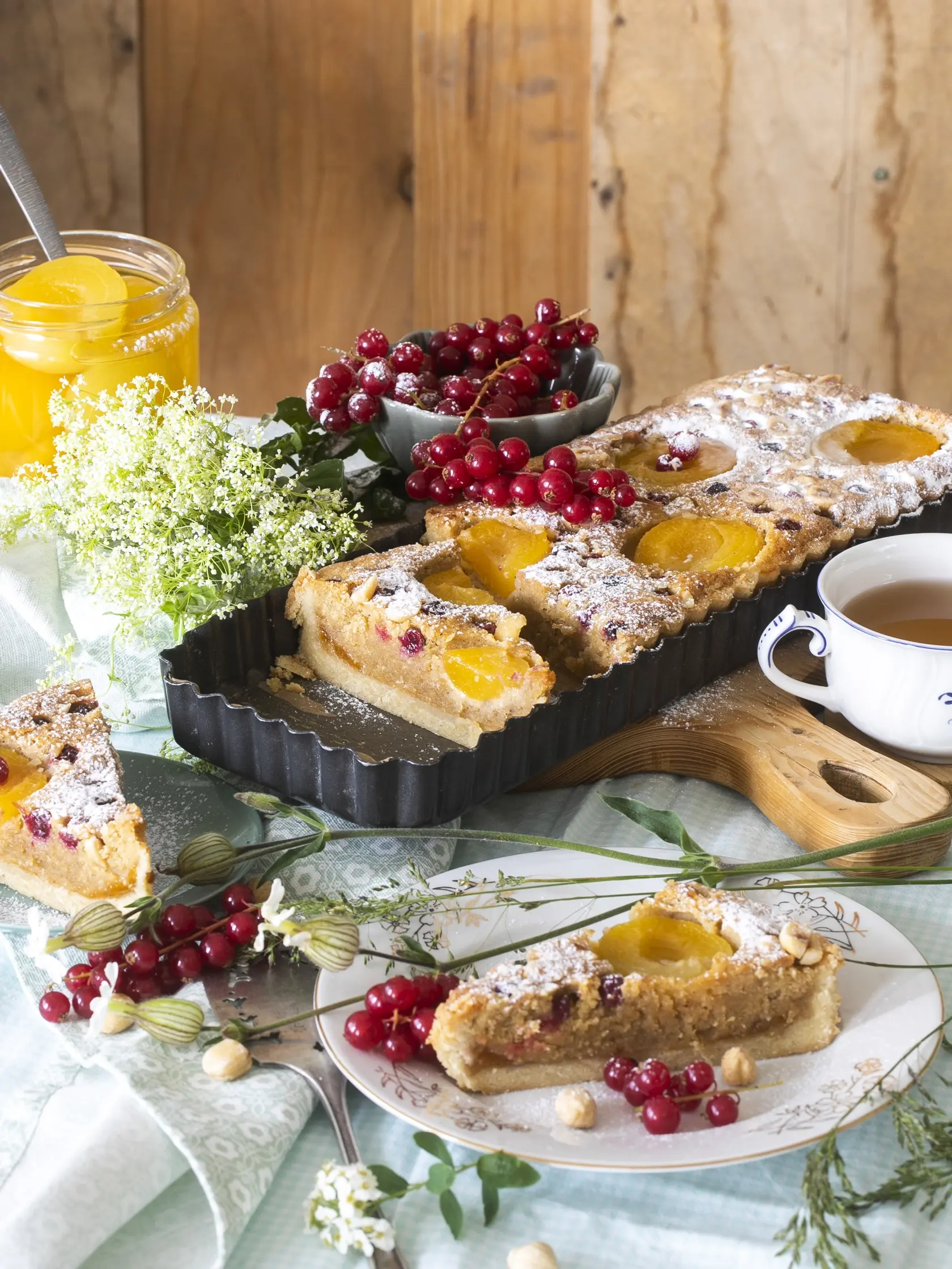 ovocný koláč s marhuľovým džemom a orieškami

recept:
10 PORCIÍ, PRÍPRAVA 35 MINÚT, PEČENIE 45 AŽ 50 MINÚT, CHLADENIE
Na cesto:
• 150 g masla • 330 g hladkej špaldovej múky • 80 g práškového cukru • 1 vajce
Na náplň:
• 180 g masla izbovej teploty
• 120 g trstinového cukru • 2 vajcia • 100 g špaldovej hladkej múky
• štipka kypriaceho prášku • 150 g mletých lieskových orieškov + na posypanie • 1 lyžička vanilkového extraktu • 5 lyžíc marhuľového džemu • 4 marhule • 60