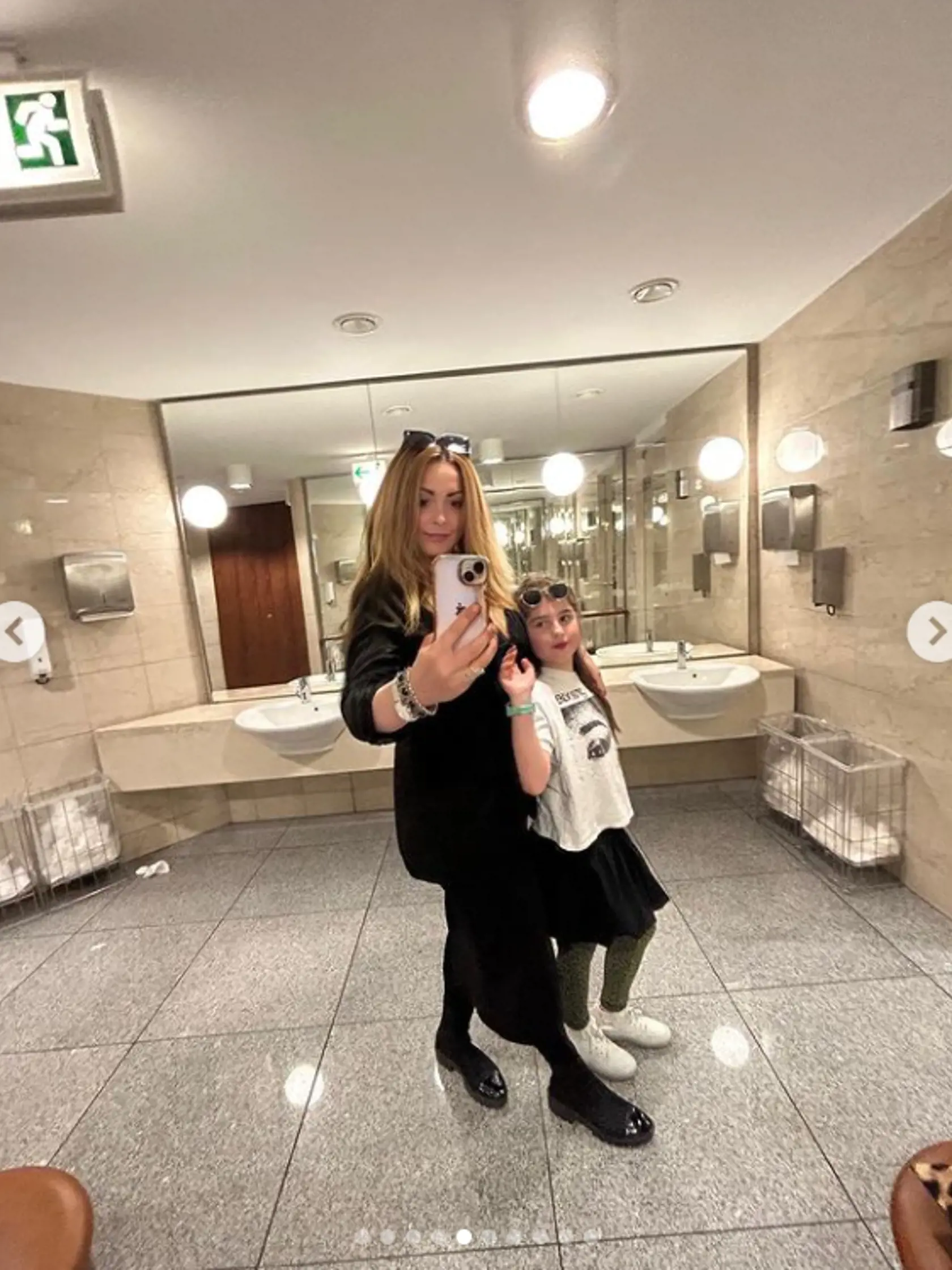 Dievčatá Jozefa Vajdu. Slávneho dedka prišla dcéra Lea a vnučka Ellie pozrieť do divadla.