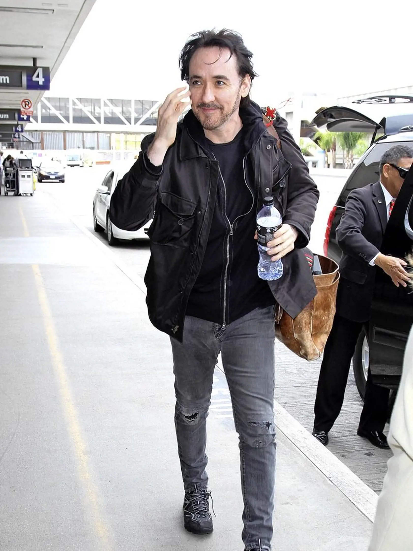 John Cusack má povesť sukničkára.