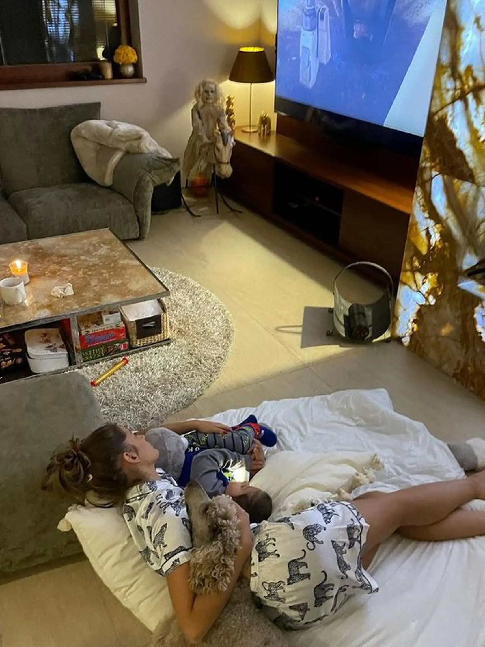 Jasminina fotka domácej pohody prekvapila strašidelnou dekoráciou v rohu miestnosti.