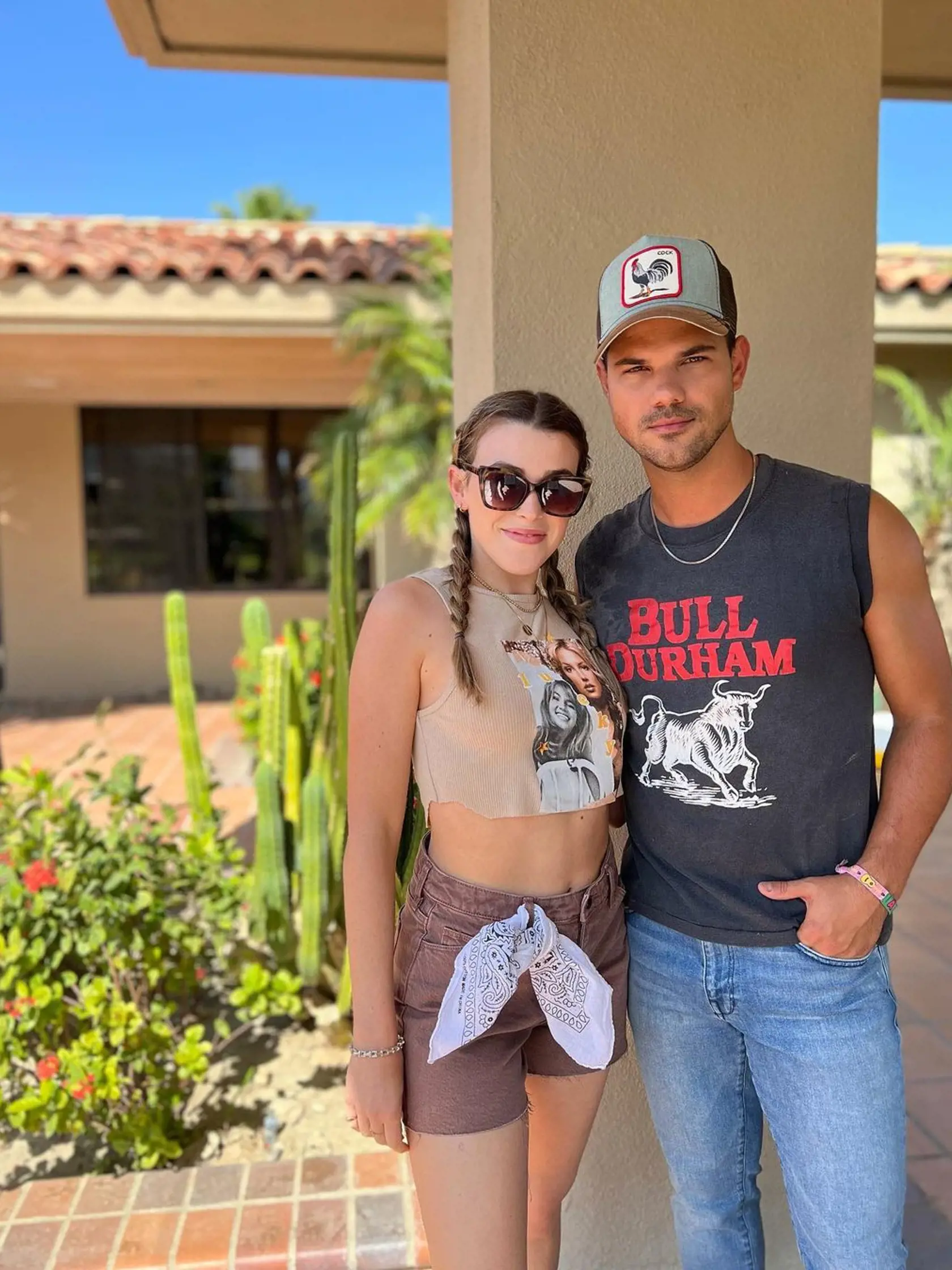Séria Twilight pritiahla k obrazovkám milióny fanúšičiek. Dôvodom však nebol len nebezpečný upír Robert Pattinson, ale aj vlkolak Taylor Lautner, ktorý sa rovnako usiloval o srdce krásnej Belly (Kristen Stewart).