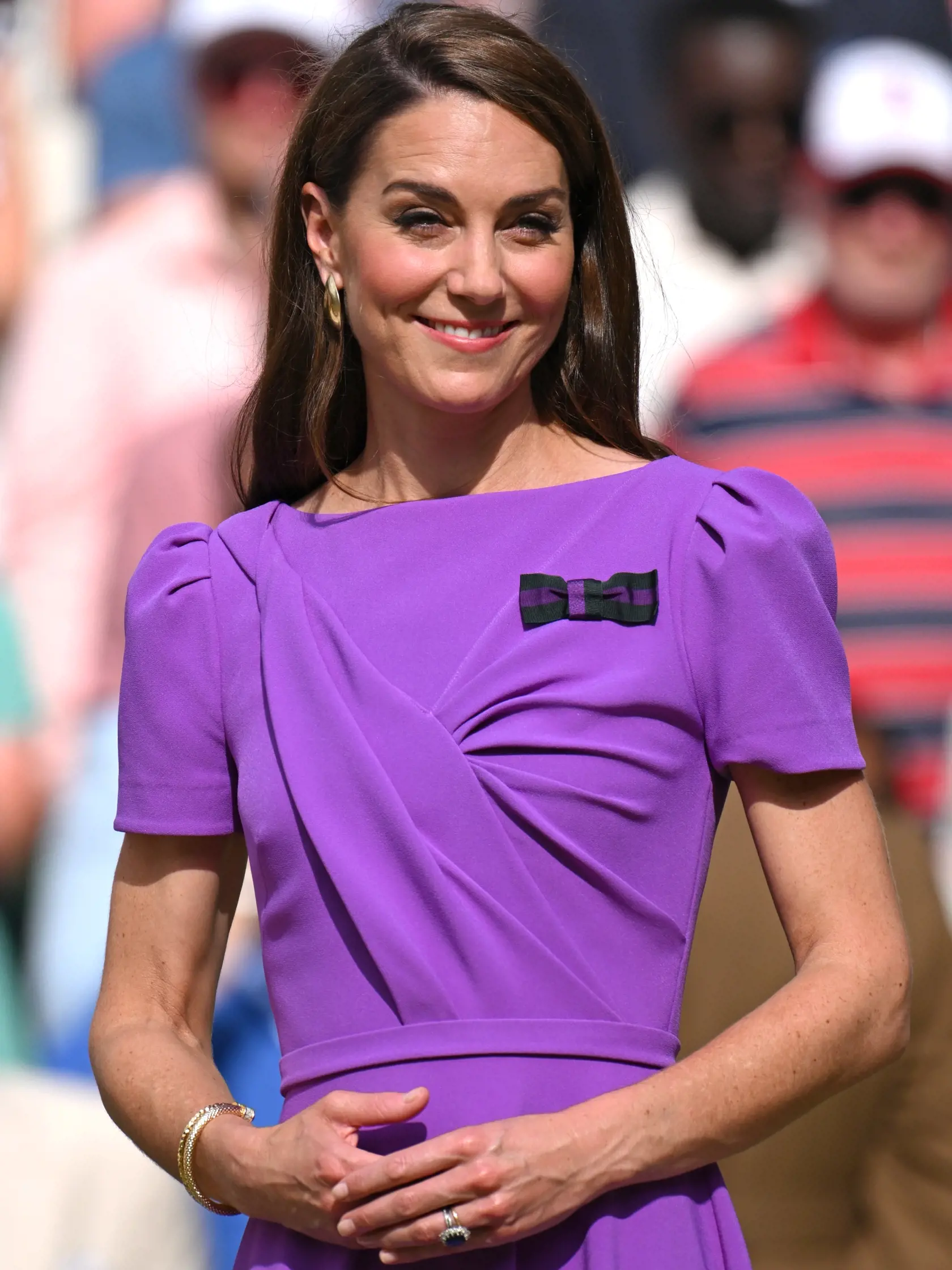 Kate odovzdávala trofej pre šampióna Wimbledonu Carlosovi Alcarazovi a rozdávala jeden úsmev za druhým.