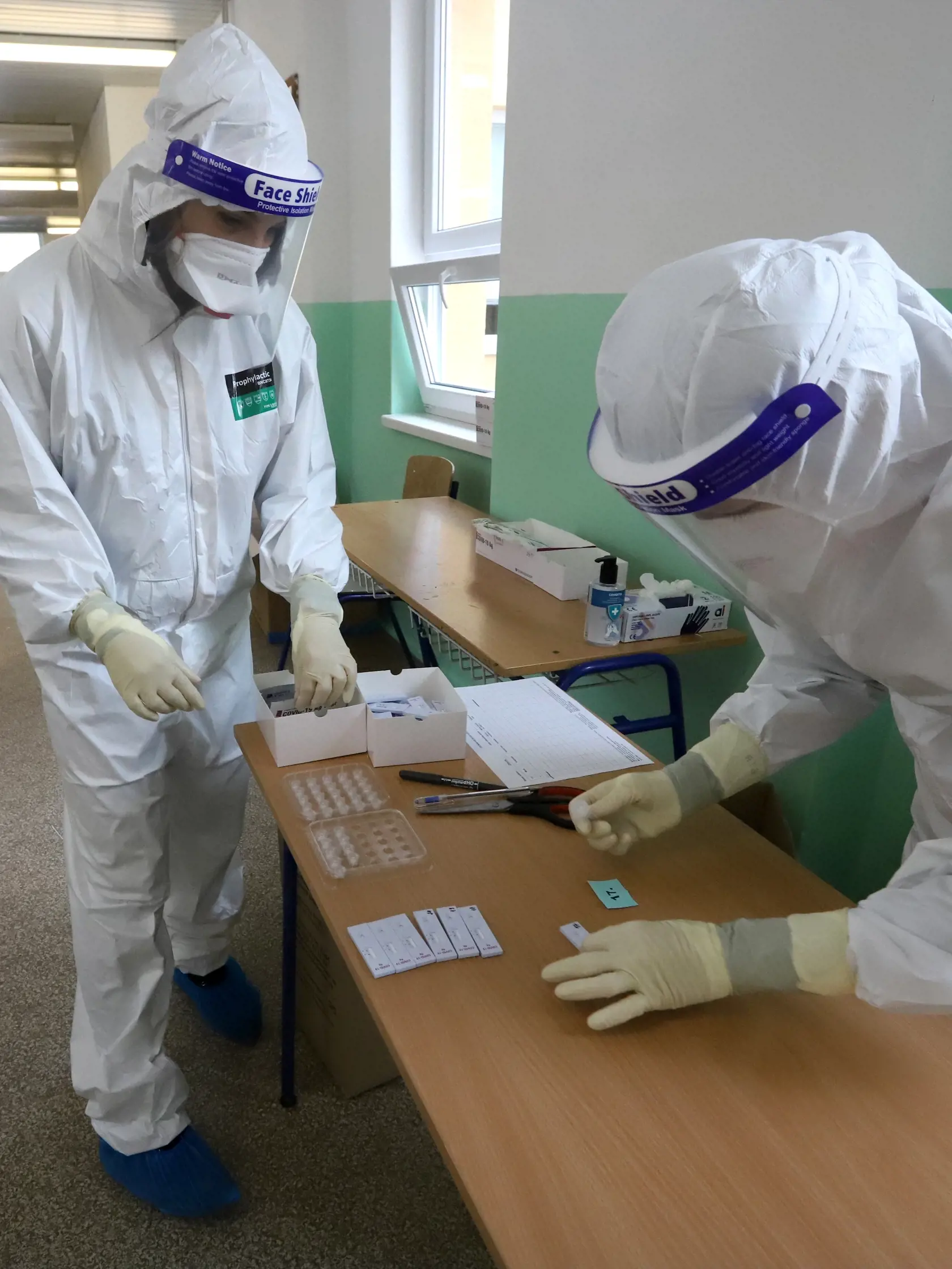 Na snímke na antigénové testovanie na prítomnosť ochorenia COVID-19  v odbernom mieste v základnej škole Zvolen Západ 30. januára 2021. FOTO TASR  - Ján Krošlák