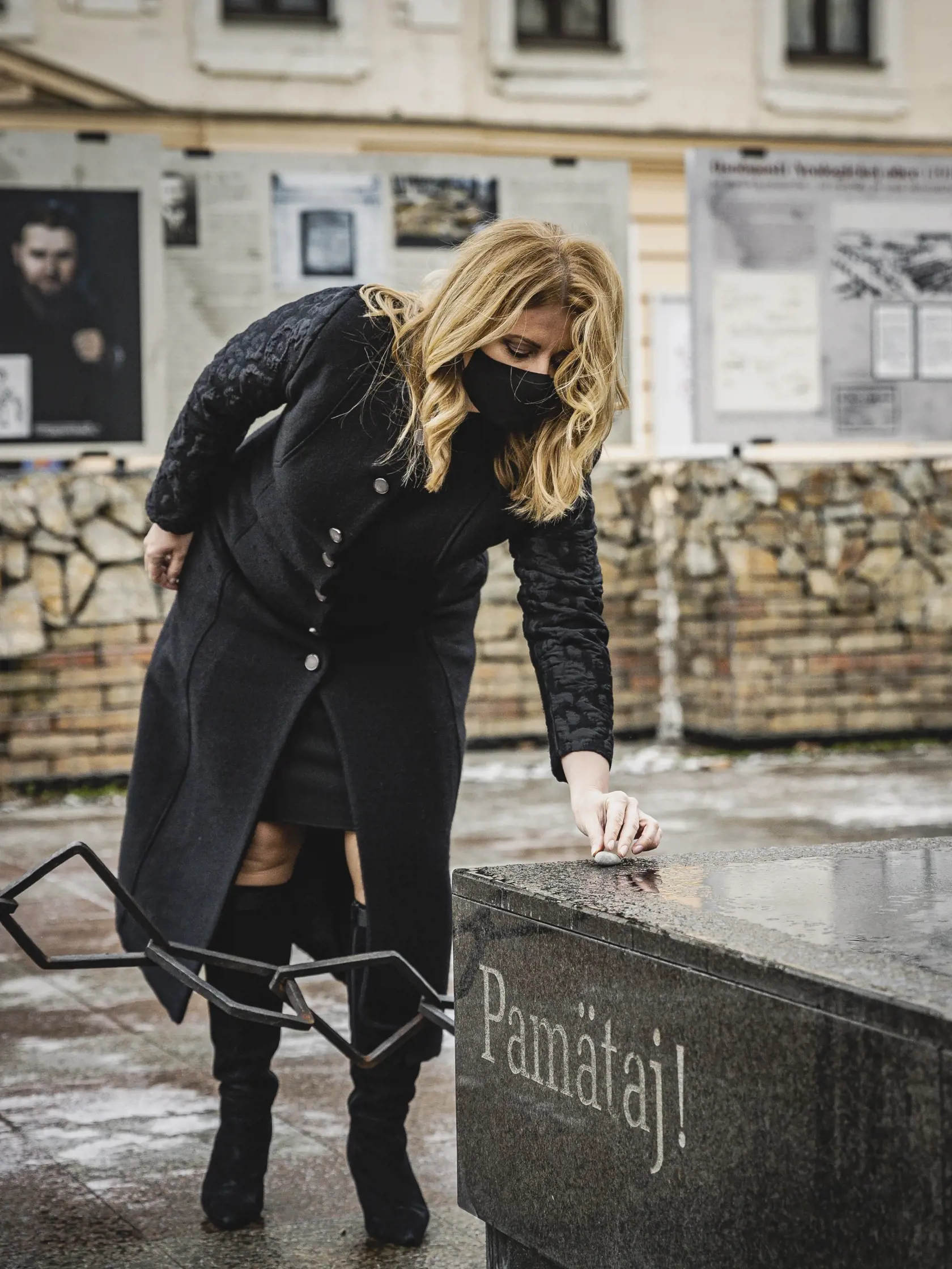 Prezidentka Zuzana Čaputová si pri príležitosti medzinárodného dňa uctila pamiatku obetí holokaustu pri pamätníku na Rybnom námestí v Bratislave. 