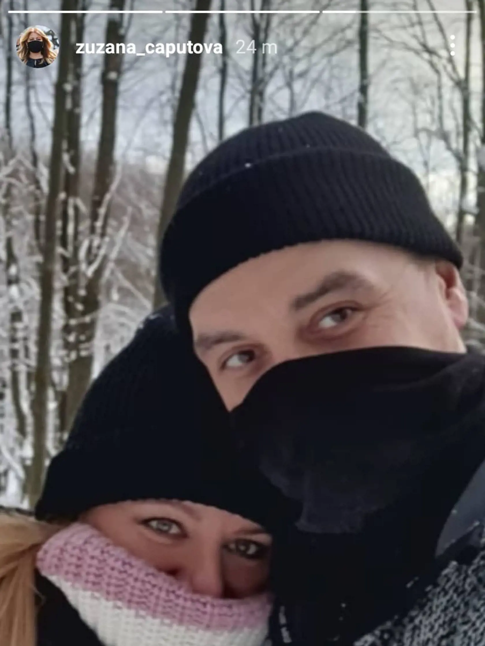 Zuzana Čaputová s partnerom Jurajom Rizimanom na prechádzke v Karpatoch.