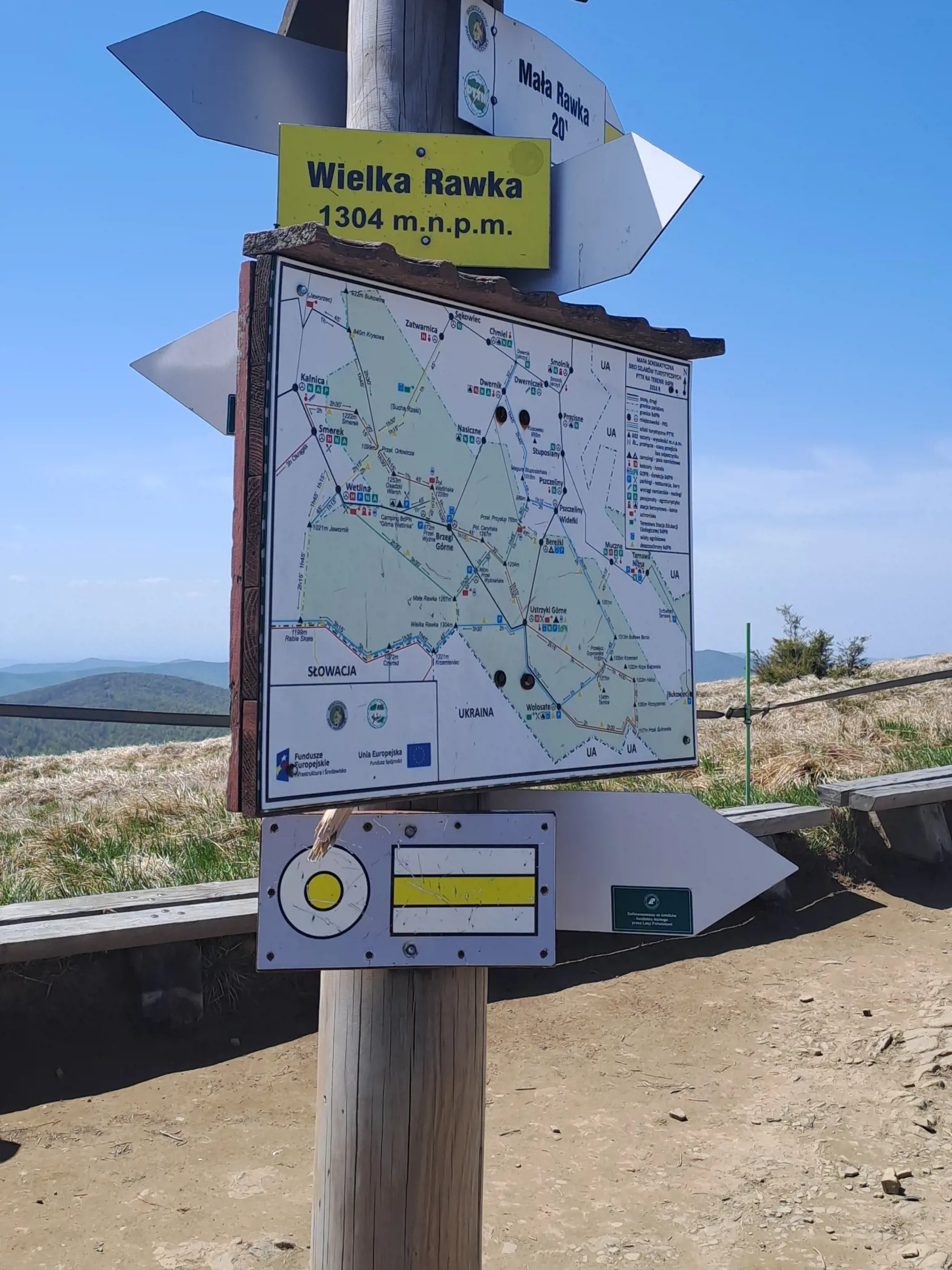 Hrebeňom cez štátnu hranicu vedie turistický chodník na Wielku Rawku a Malu Rawku v Bieščadskom národnom parku.