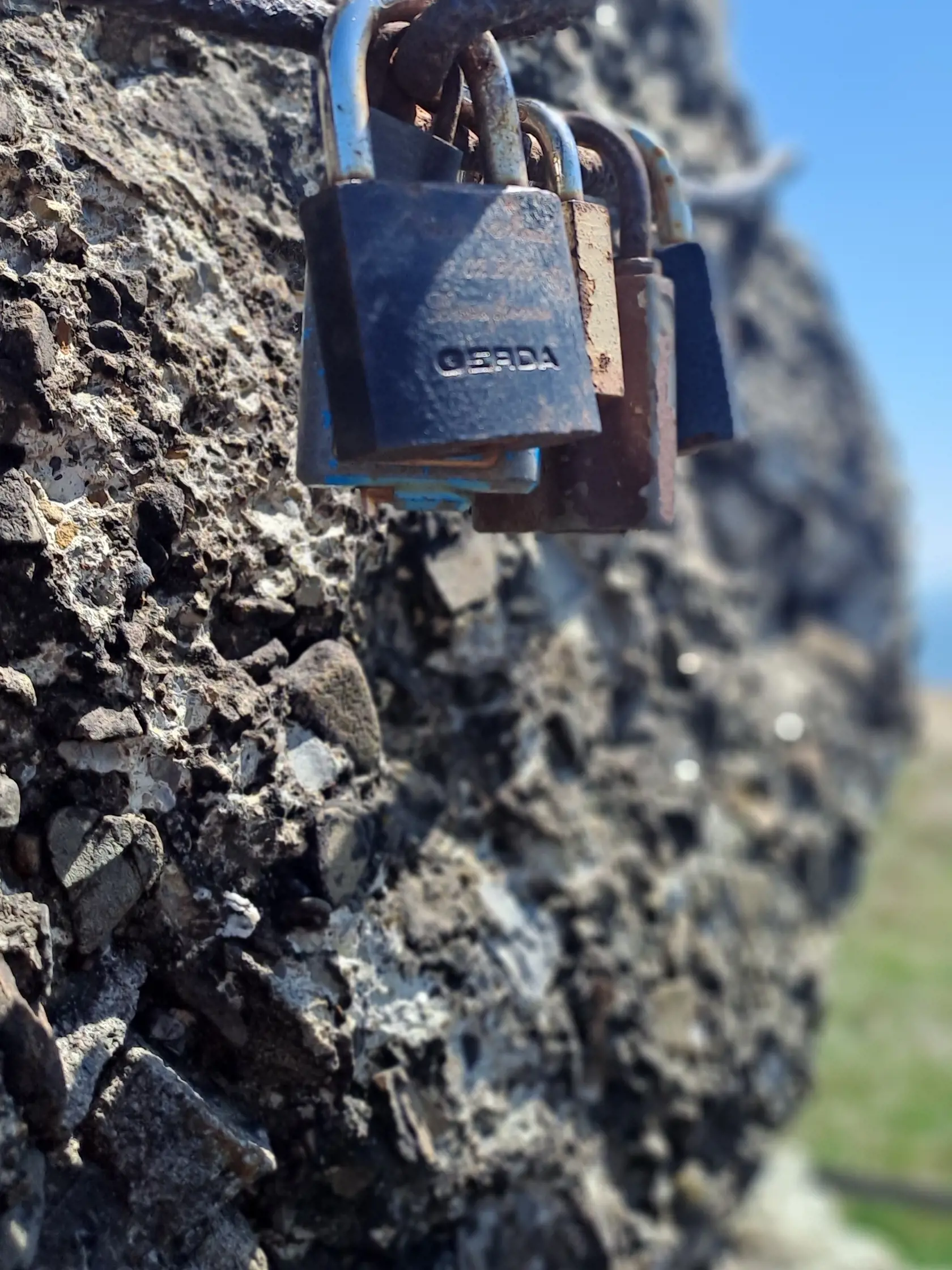 Hrebeňom cez štátnu hranicu vedie turistický chodník na Wielku Rawku a Malu Rawku v Bieščadskom národnom parku.
