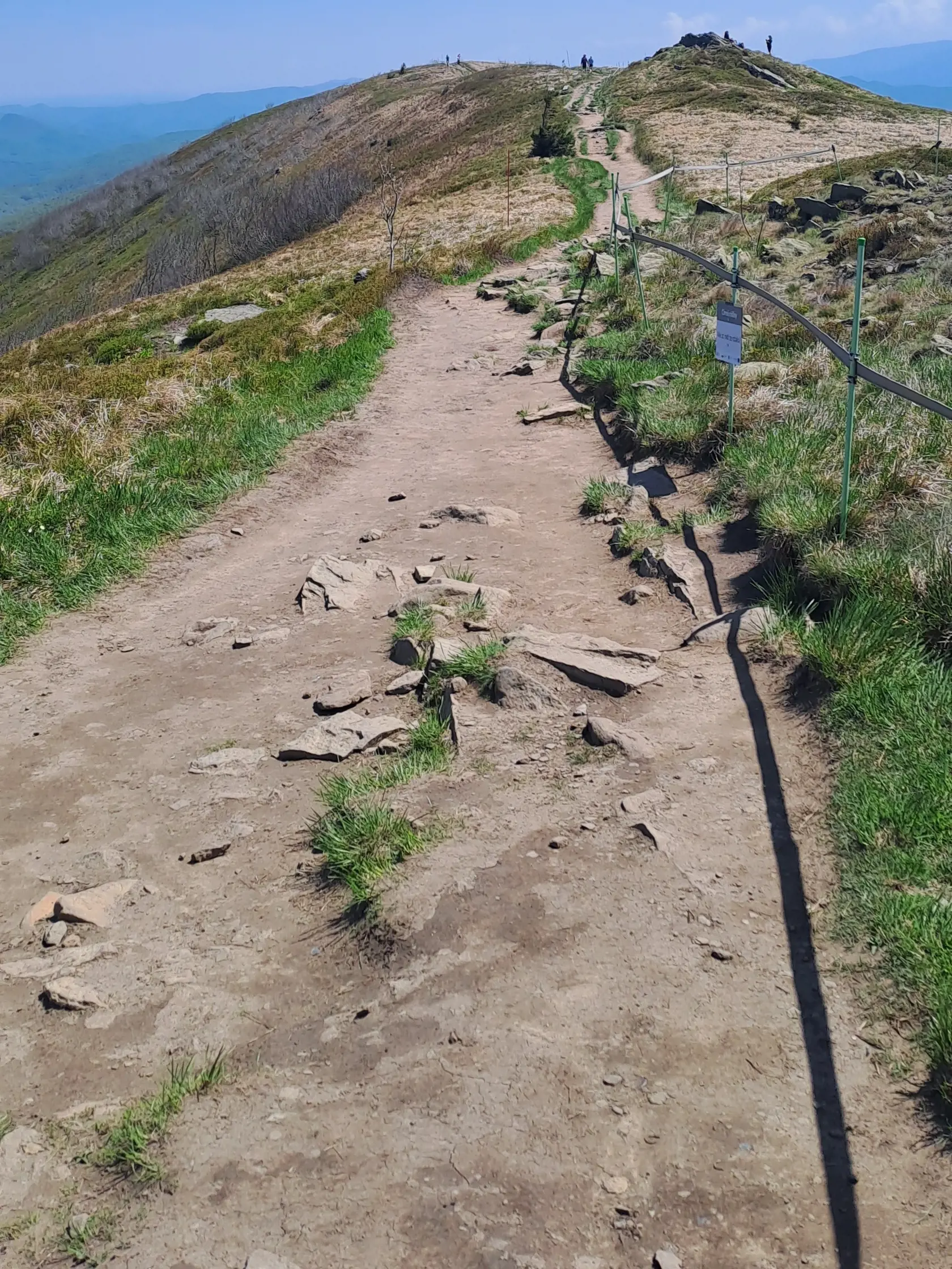 Hrebeňom cez štátnu hranicu vedie turistický chodník na Wielku Rawku a Malu Rawku v Bieščadskom národnom parku.