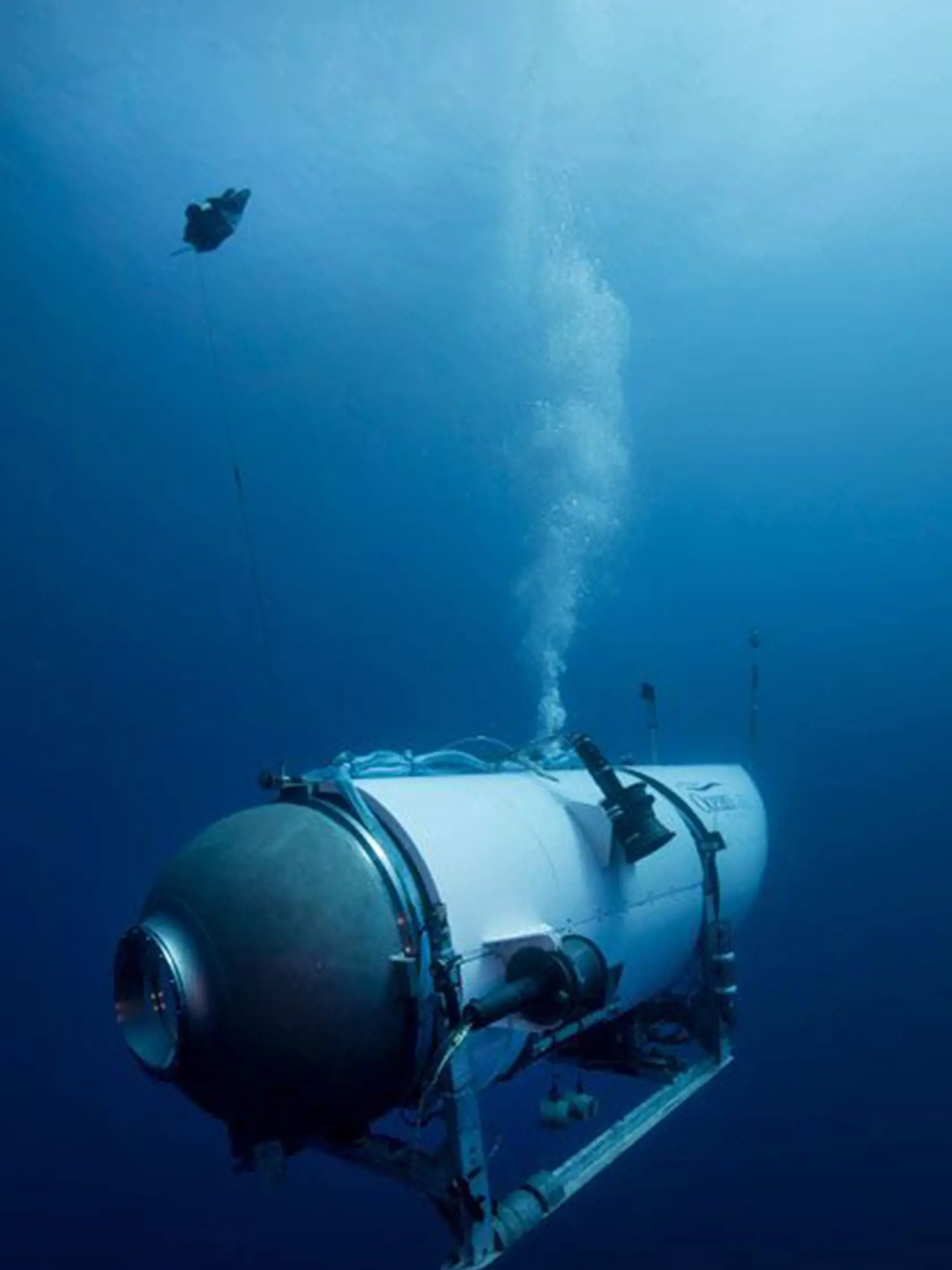 KK13 - Na nedatovanej snímke vydanej spoločnosťou OceanGate Expeditions malá ponorka Titan. Cestujúcim na palube malej turistickej ponorky Titan, ktorá sa stratila počas plavby k vraku parníka Titanic v severnej časti Atlantického oceánu, sa zásoby kyslíka minú najneskôr vo štvrtok 22. júna 2023 o 13.00 h SELČ. Zmiznutie malej ponorky oznámil jej prevádzkovateľ,  spoločnosť OceanGate Expeditions, v nedeľu 19. júna 2023 popoludní. Podľa americkej pobrežnej stráže sa na pátraní podieľajú dve lieta