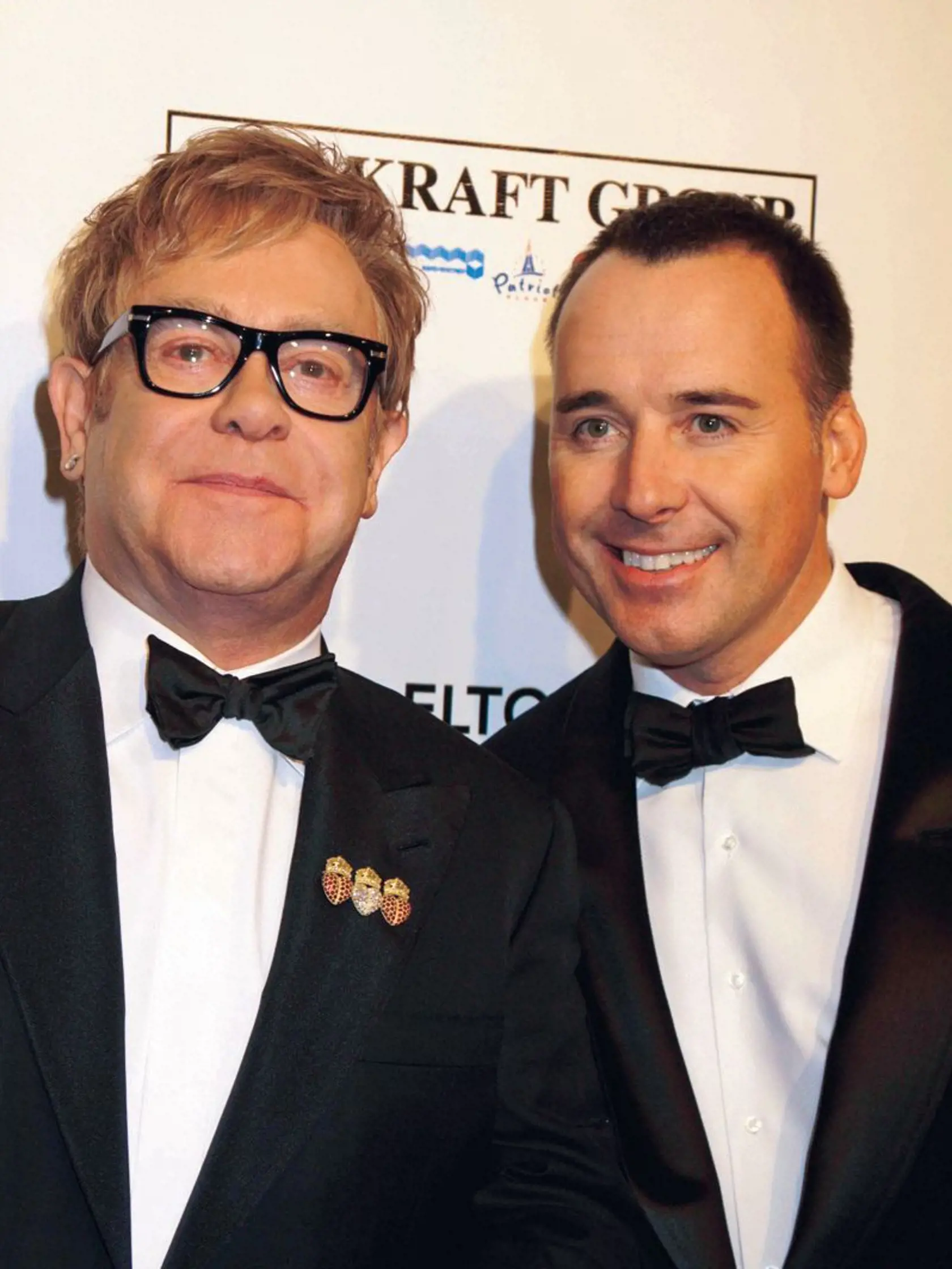 Medzi pozvanými sú aj Elton John s partnerom Davidom Furnishom.