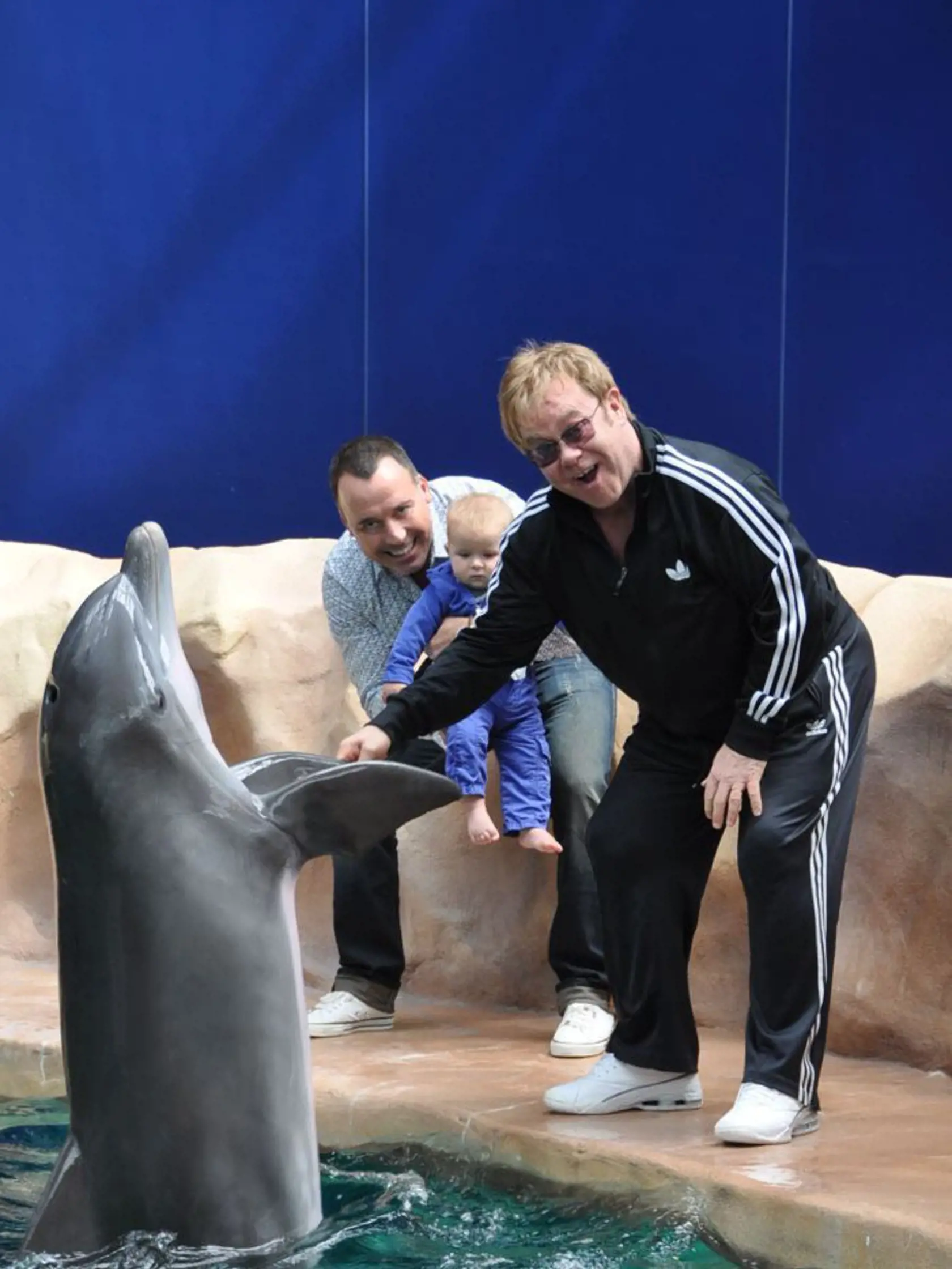 Elton s Davidom ukázali Zacharymu delfína.