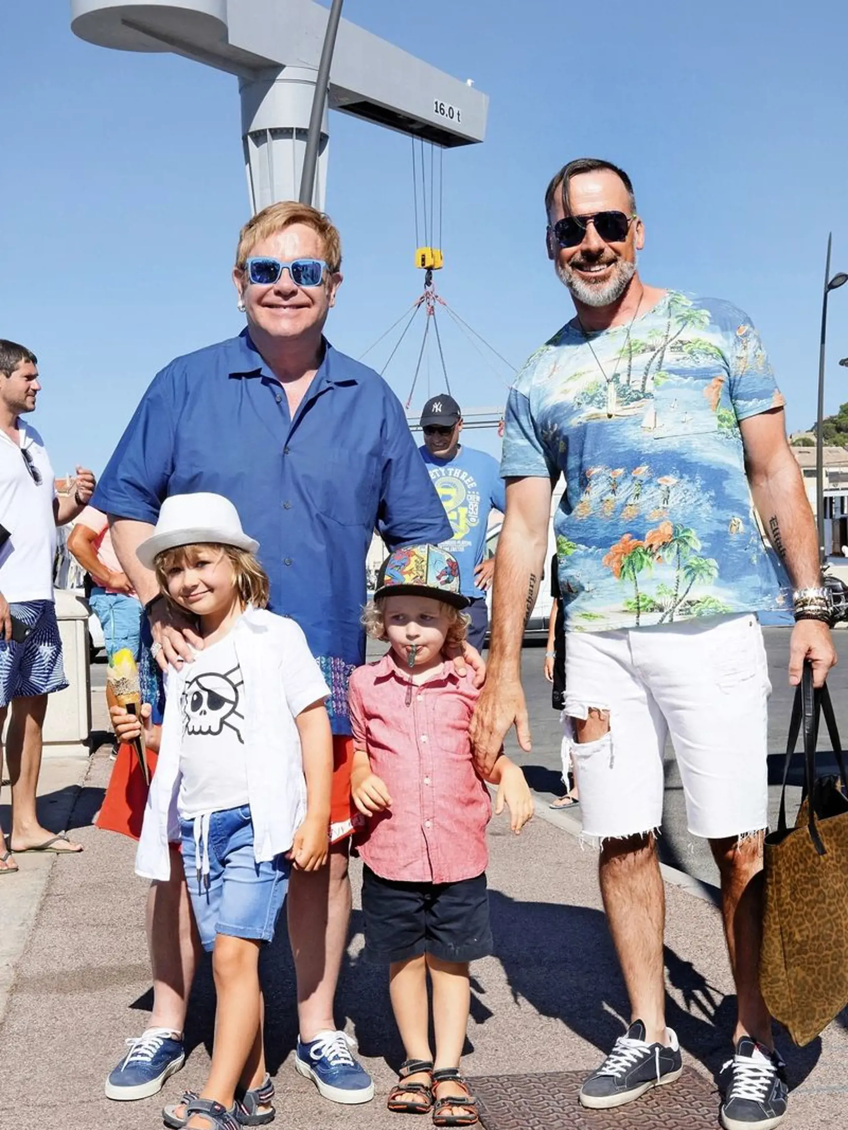 Elton John je s Davidom Furnishom vyše 23 rokov. Dvoch synov majú od náhradnej matky.