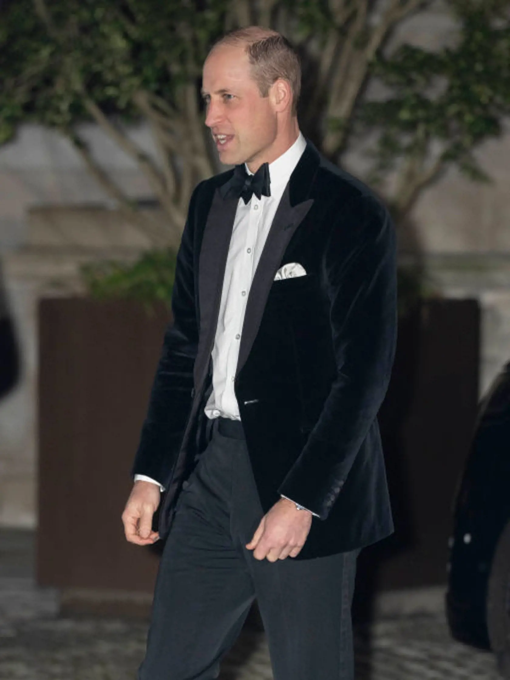 Princ William na slávnostnej večeri. Váži si veľký záujem verejnosti o zdravie kráľa aj princeznej Kate.