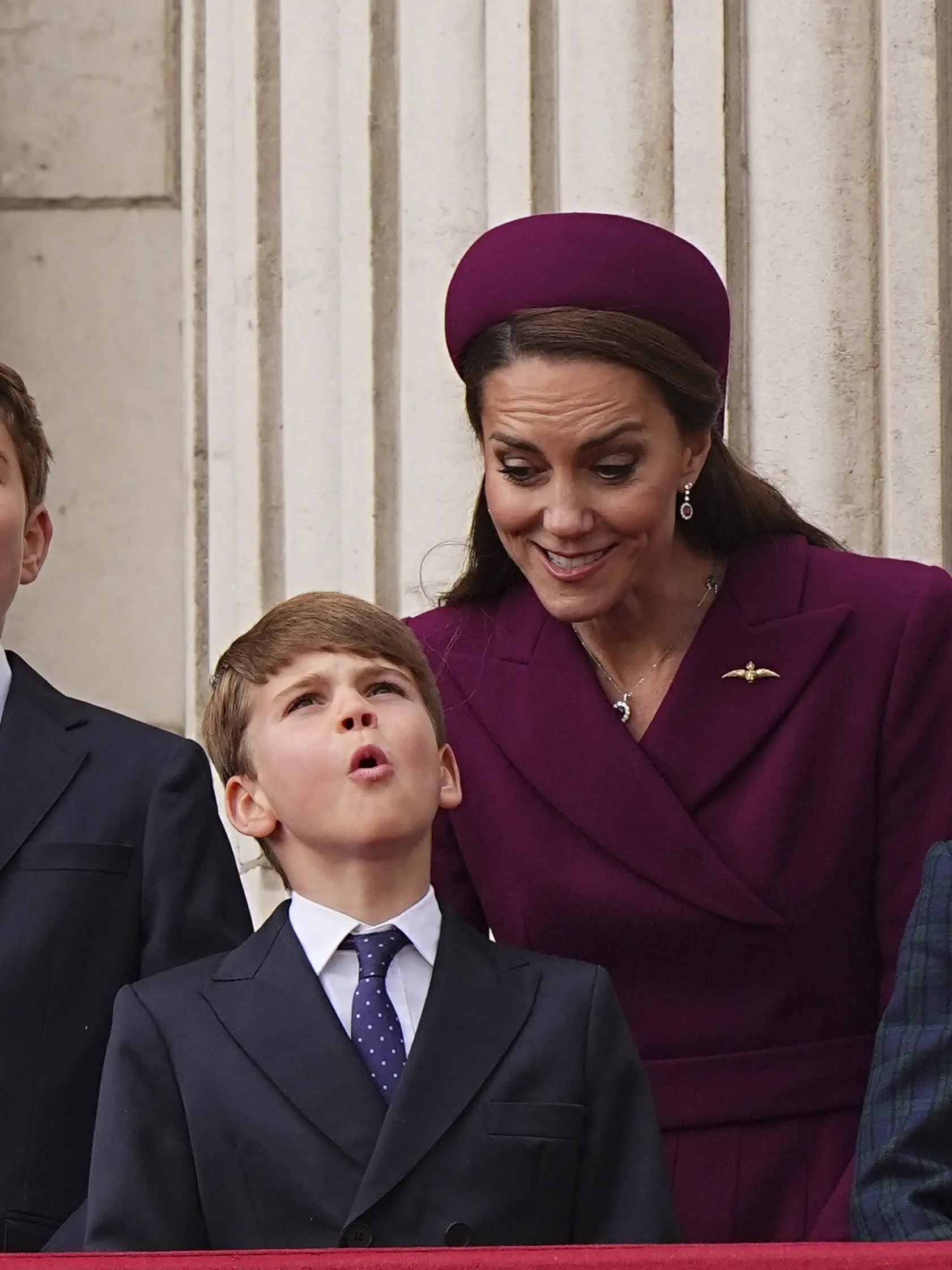 Britská kráľovská rodina pri oslavách výročia konca vojny.