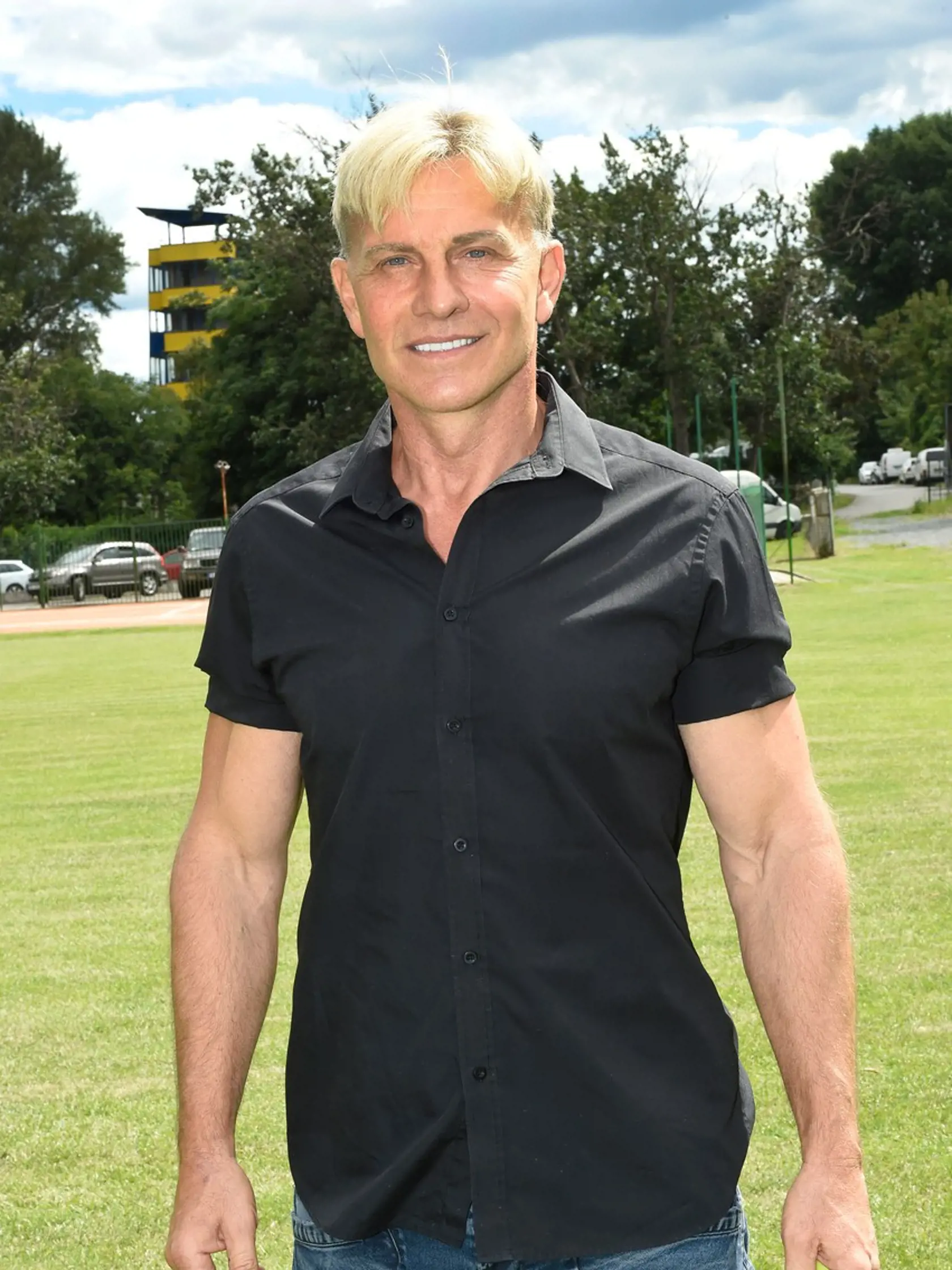 Martin Maxa predviedol nový imidž. Nielen namaľované obočie ale aj vybielené zuby.