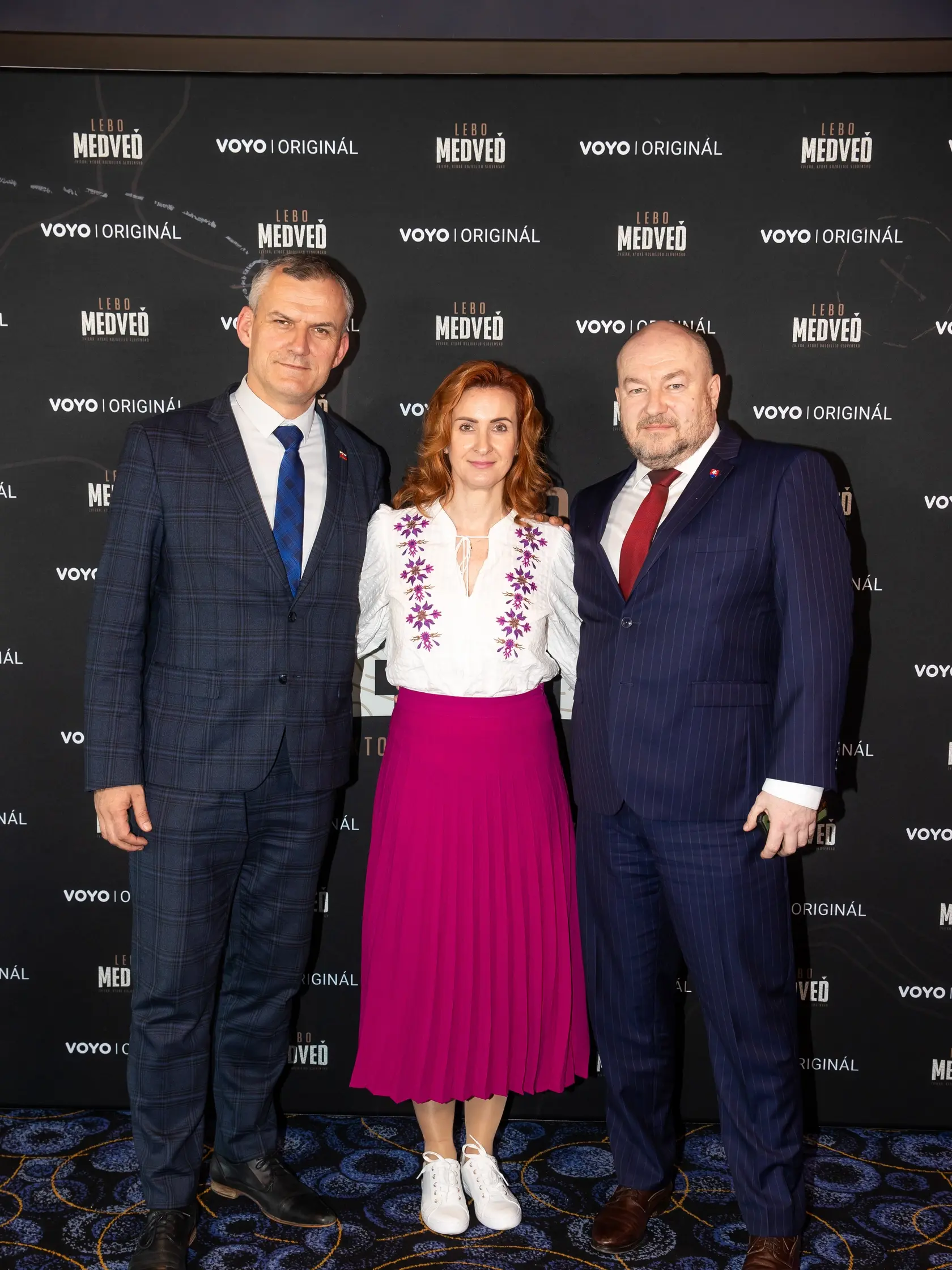 Na snímke Roman Malatinec, Vladimíra Fabriciusová a minister cestovného ruchu a športu Rudolf Huliak na predstavení Slovenského dokumentárneho seriálu Lebo medveď.