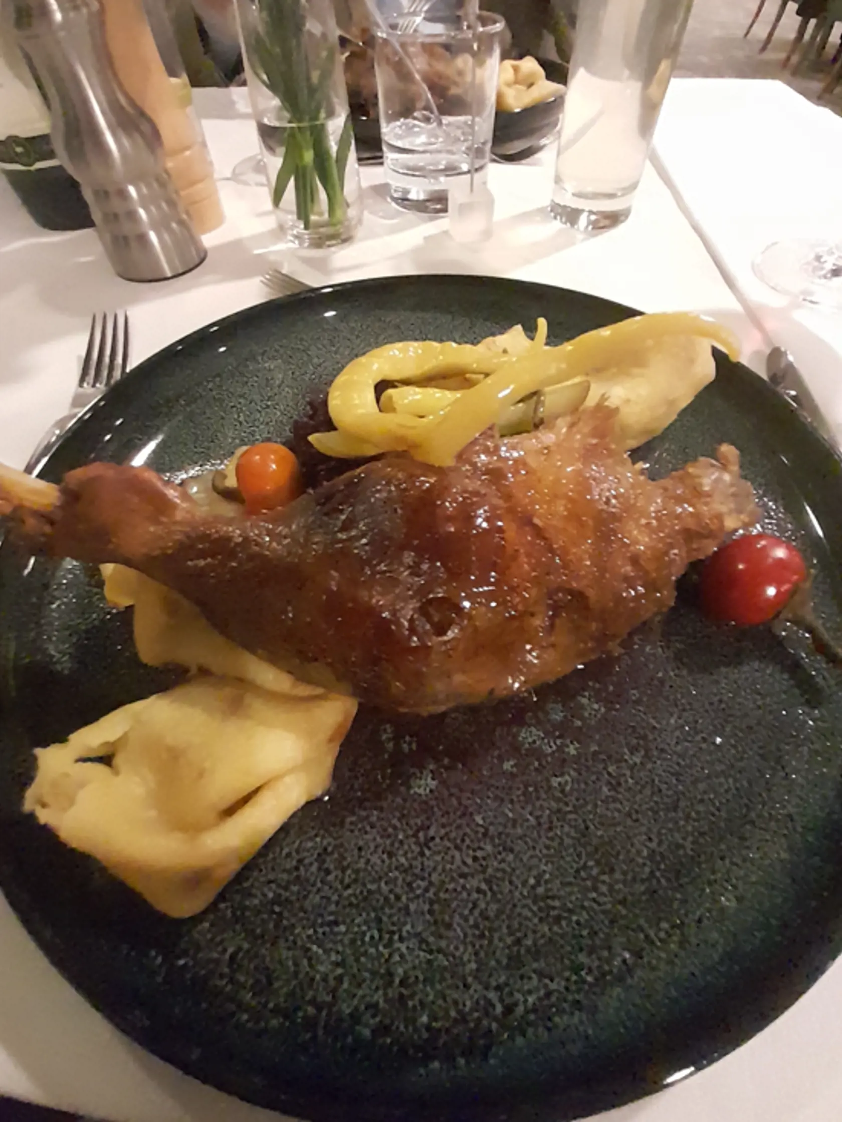 Ako hlavné jedlo servírujú pečenú porciovanú hus s červenou kapustou a zemiakovými lokšami. 