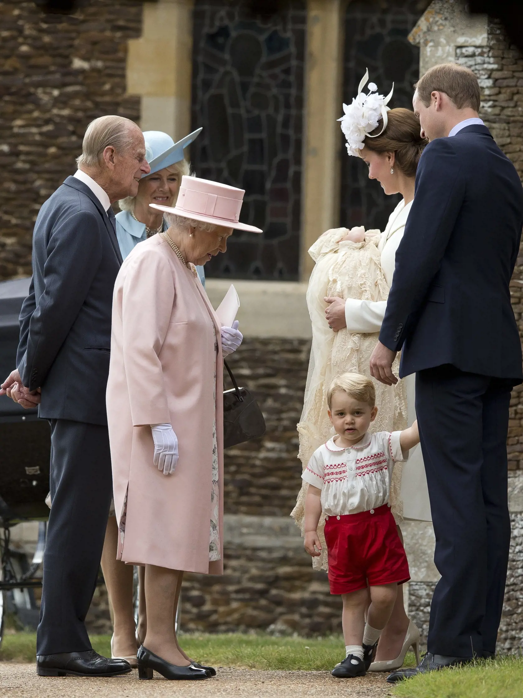 KK22 Sandringham - Britská kráľovná Alžbeta II. (tretia zľava), jej manžel britský princ Philip, Camilla, vojvodkyňa z Cornwallu, britský princ William, jeho manželka Kate, ktorá drží ich dcérku Charlotte a ich syn George po odchode z krstu Charlotte v kostole Sv. Márie Magdalény v Sandringhame 5. júla 2015. FOTO TASR/AP
Britain's Queen Elizabeth II, third left, and from left, Prince Philip, Camilla the Duchess of Cornwall, Kate the Duchess of Cambridge holding Princess Charlotte, Prince George 