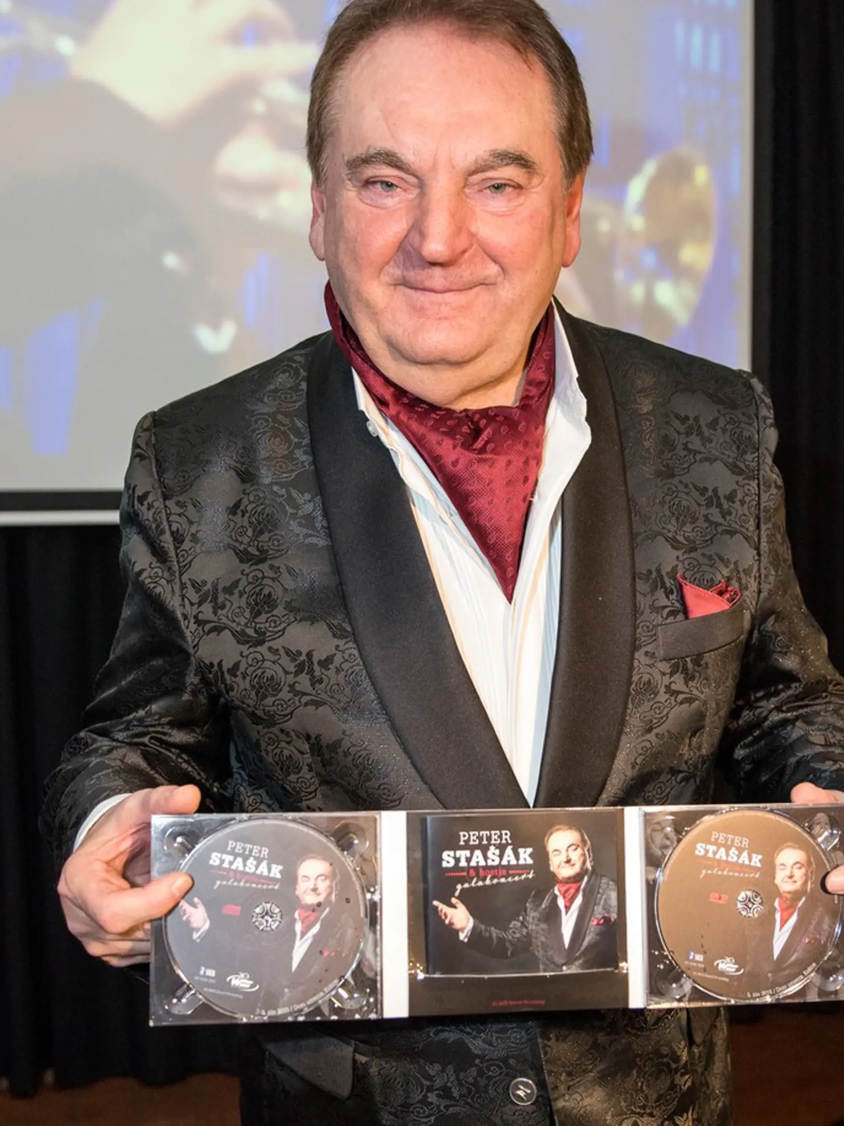 Umelec v roku 2015 na krste svojho CD. Na konte má 25 albumov.