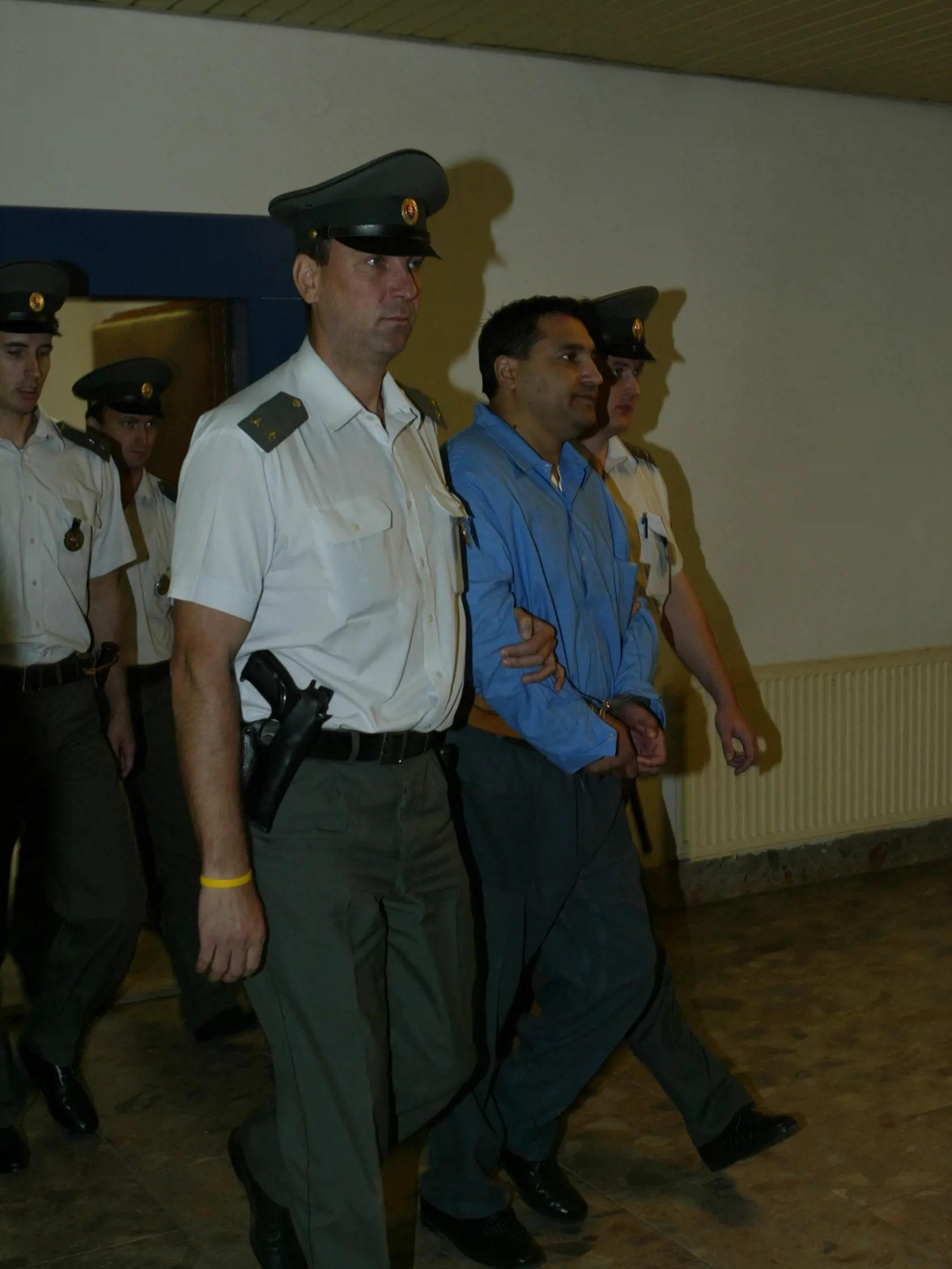 Foto z roku 2007 zo súdneho procesu v kauze vrážd Jána Kromku, Petra Klešča a pokusu o vraždu Jozefa Holuba - brata Róberta Holuba.  Ladislav Badó, Alexander Horváth a Dušan Borženský boli za tieto skutky odsúdení na 23 rokov basy v najprísnejšom stupni stráženia, Slavomír Surový pre vraždu Klešča a pokus o vraždu Holuba 15 rokov v tretej nápravnovýchovnej skupine.