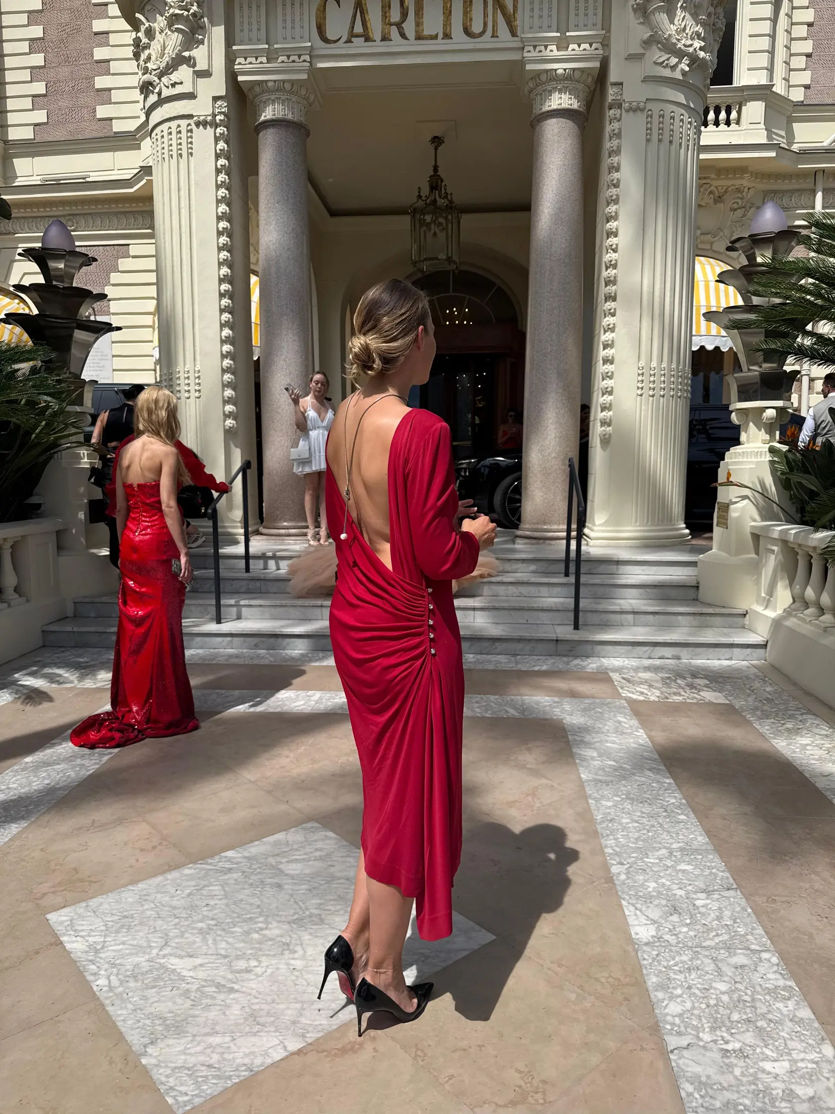 Tabaková v Cannes: Ukázala sa v šatách s odhaleným chrbtom.