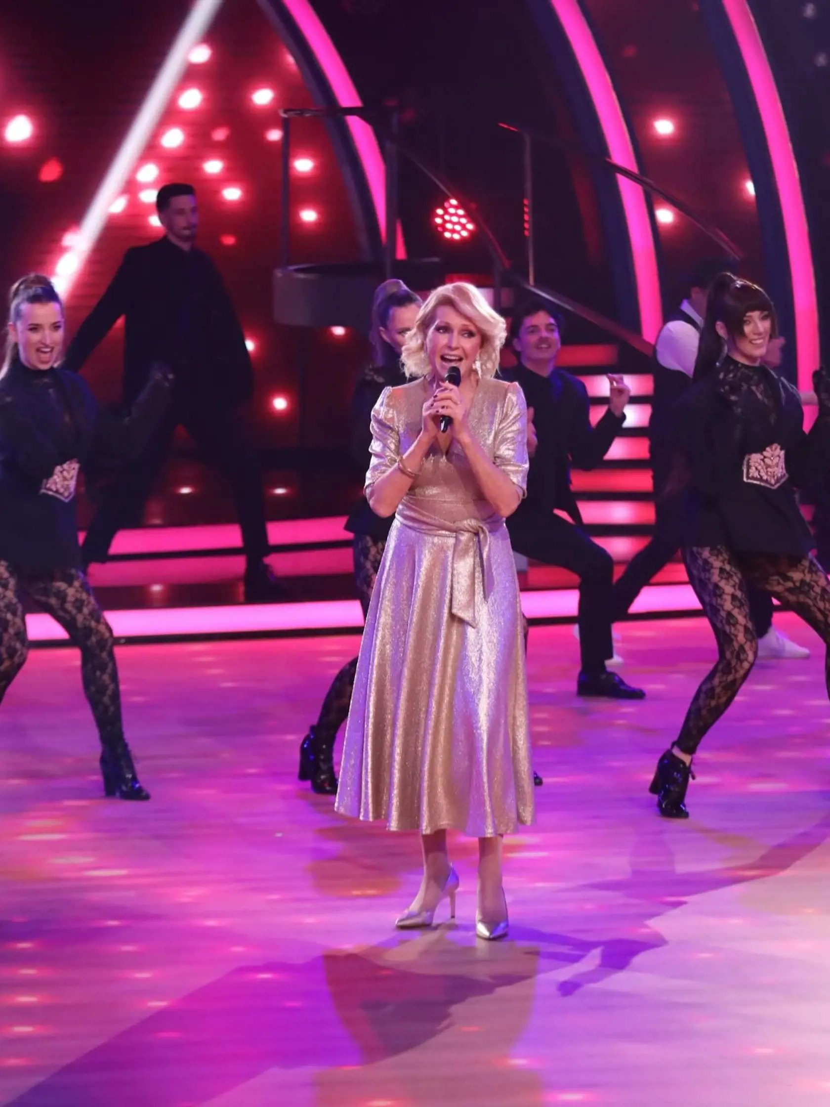 Helena Vondráčková, ktorá oslavuje 60 rokov na scéne otvorila semifinálové kolo a postavila všetkých na nohy.