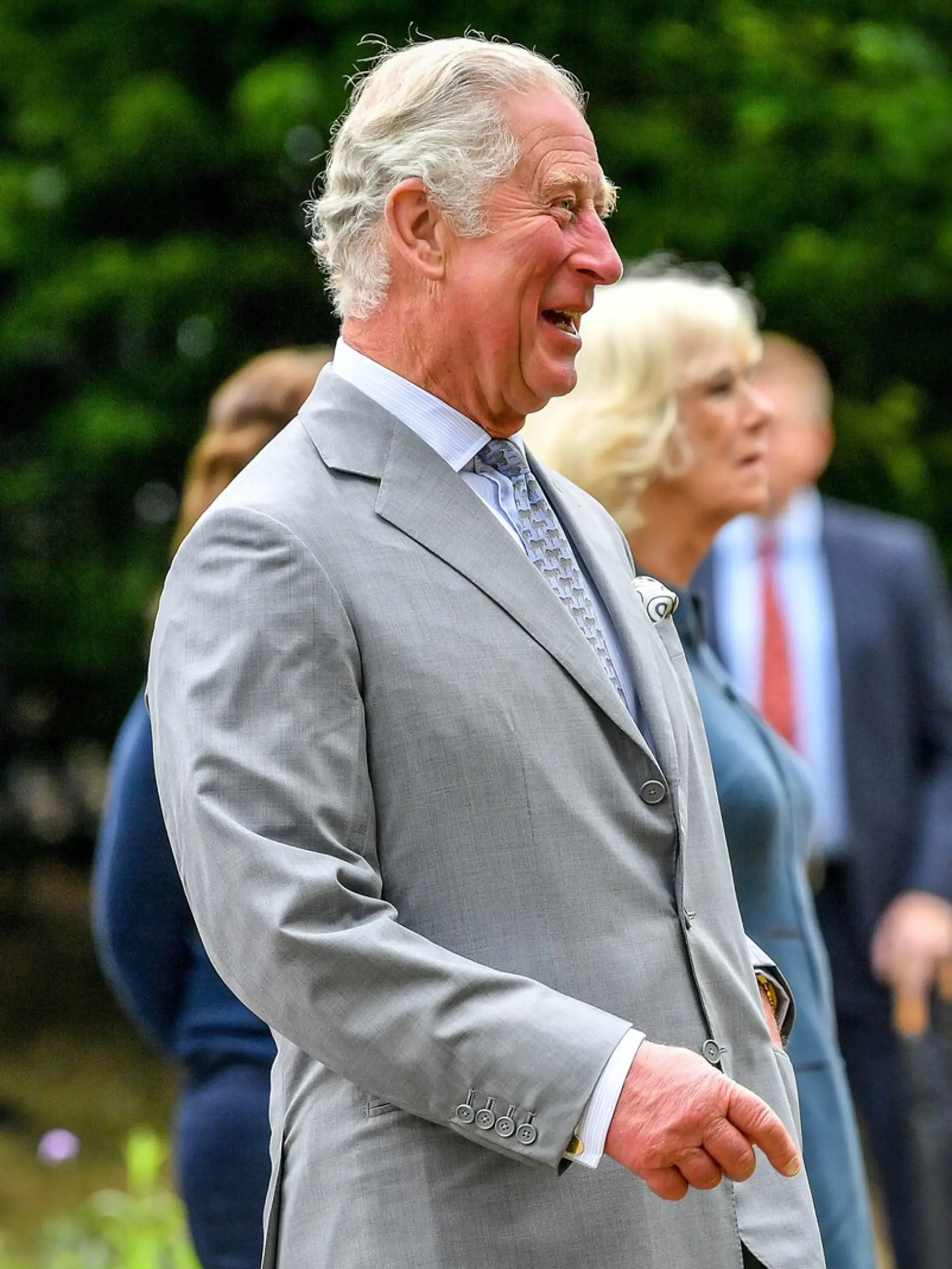 Princ Charles porozprával personálu nemocnice svoje osobné skúsenosti s nákazou koronavírusom.