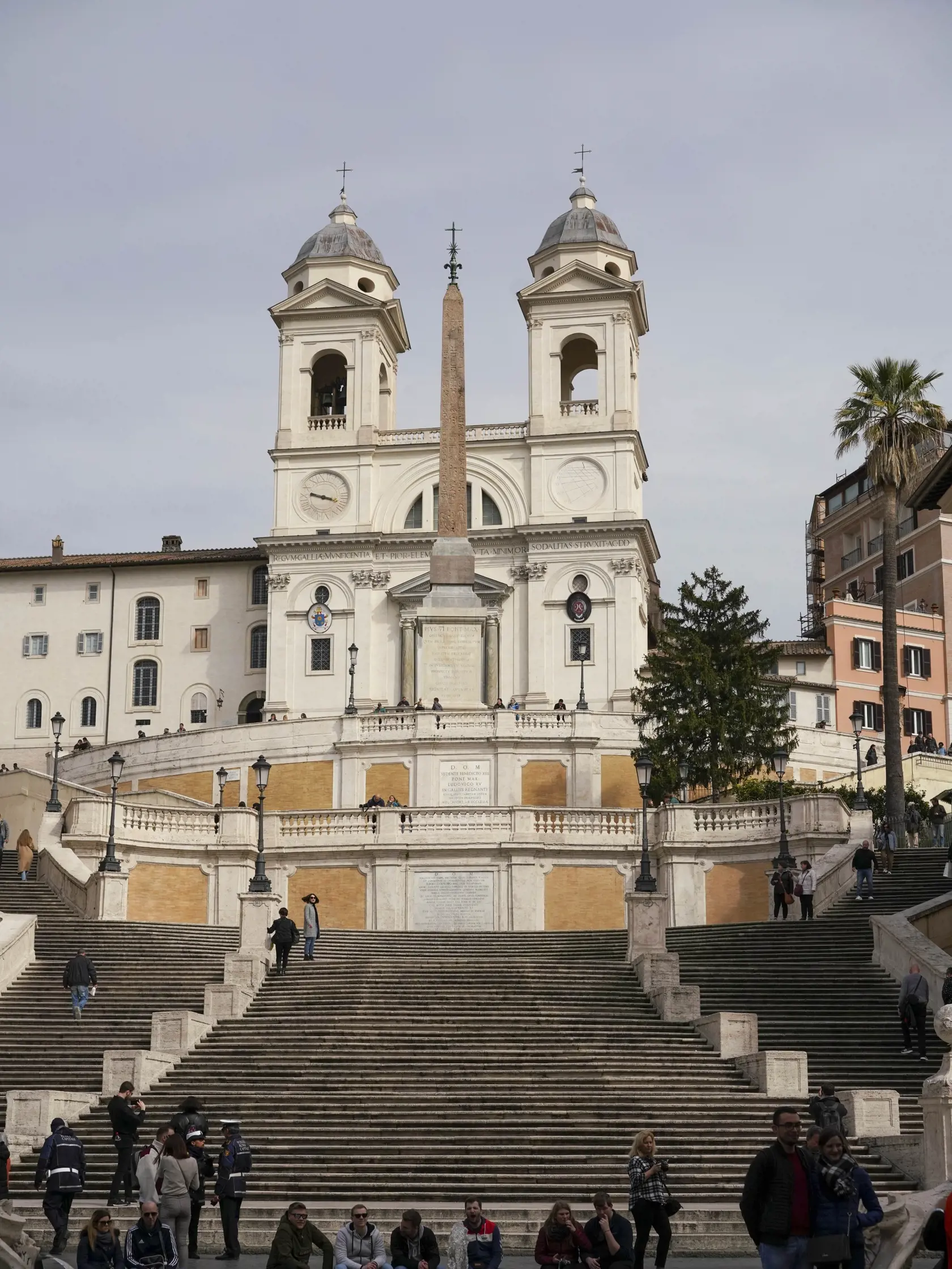 MIK 3 Rím - Len málo turistov sa zhromažďuje pred Španielskymi schodmi v Ríme 5. marca 2020. Talianska vláda navrhuje na dva týždne zatvoriť všetky školy aj univerzity v celej krajine. FOTO TASR/AP

Few tourists gather at the Spanish Steps, in Rome, Thursday, March 5, 2020.  Italy's virus outbreak has been concentrated in the northern region of Lombardy, but fears over how the virus is spreading inside and outside the country has prompted the government to close all schools and Universities nati
