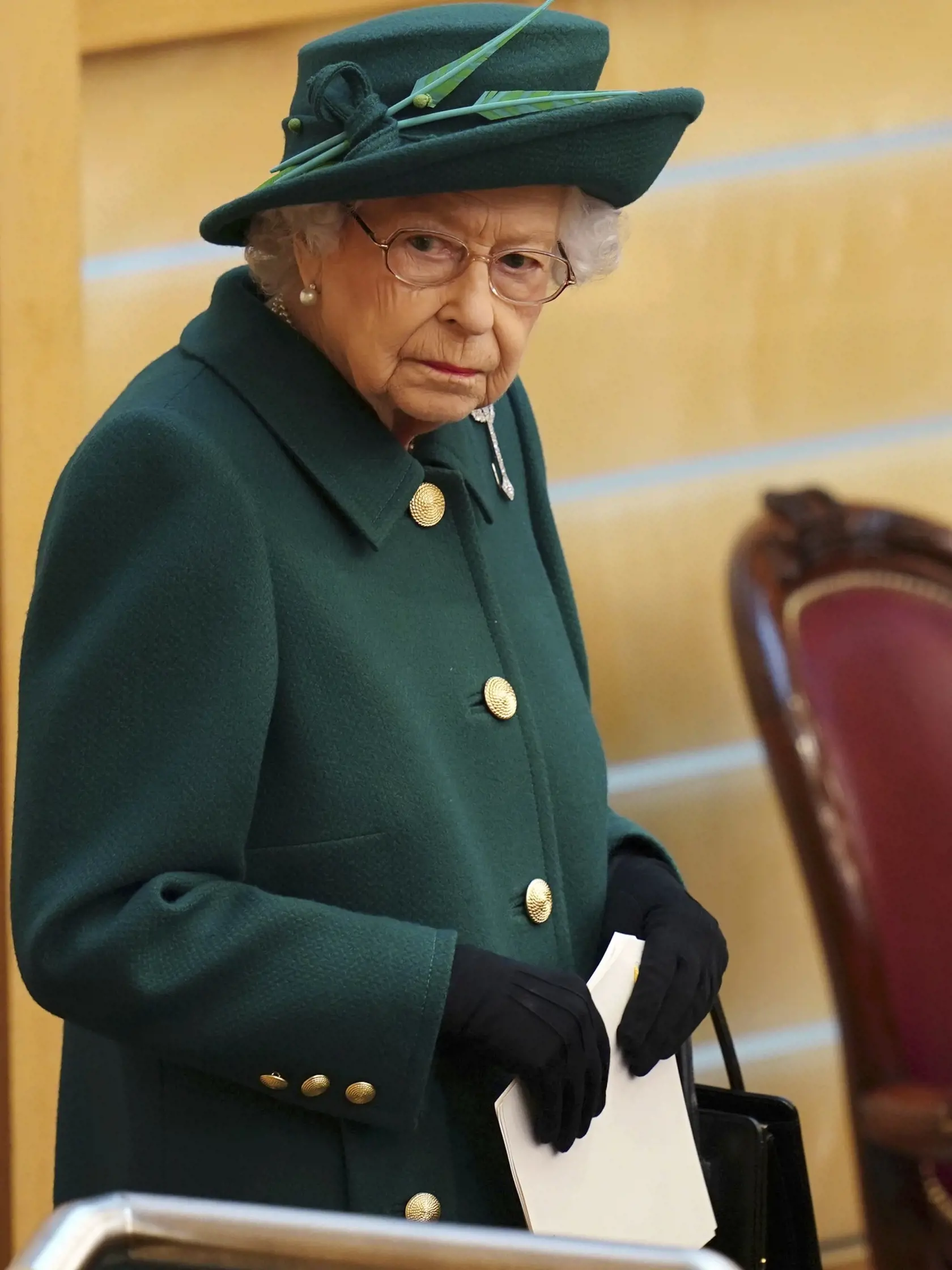 JB 24 Edinburgh - Britská kráľovná Alžbeta II. prichádza vystúpiť s príhovorom na ustanovujúcom zasadnutí škótskeho parlamentu, ktorý vzišiel z májových volieb v Edinburghu 2. októbra 2021. FOTO TASR/AP 

Britain's Queen Elizabeth II stands to delivers her speech in the debating chamber to mark the official start of the sixth session of the Scottish Parliament, in Edinburgh, Scotland, Saturday, Oct. 2, 2021. (Jane Barlow/Pool Photo via AP)