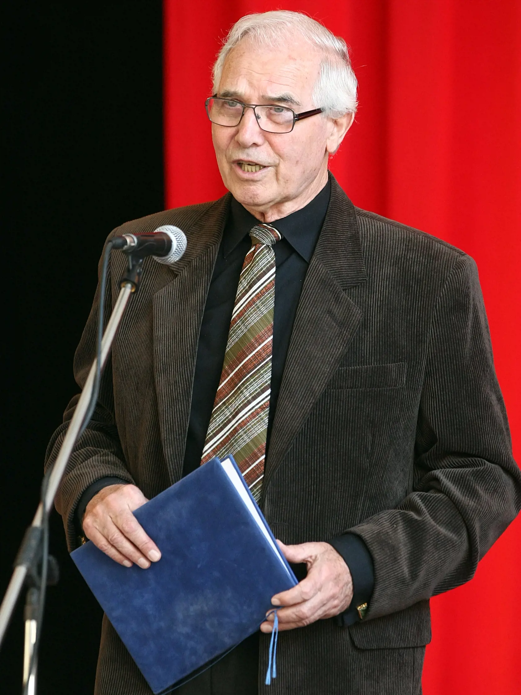 Seminar s dochodcami: Slovencina na kus reci 
Juraj Sarvas
seminar
slovencina
jazyk
knihy
pisanie
citanie
prednes
literatura
vzdelavanie
dochodcovia
klub dochodcov
spominanie
15.4.2009 DK Bratislava Nove Mesto Vajnorska ulica Bratislava
foto: Michal Smrcok
pôvodný súbor:IMG_foto MICHAL SMRCOK_43189.JPG