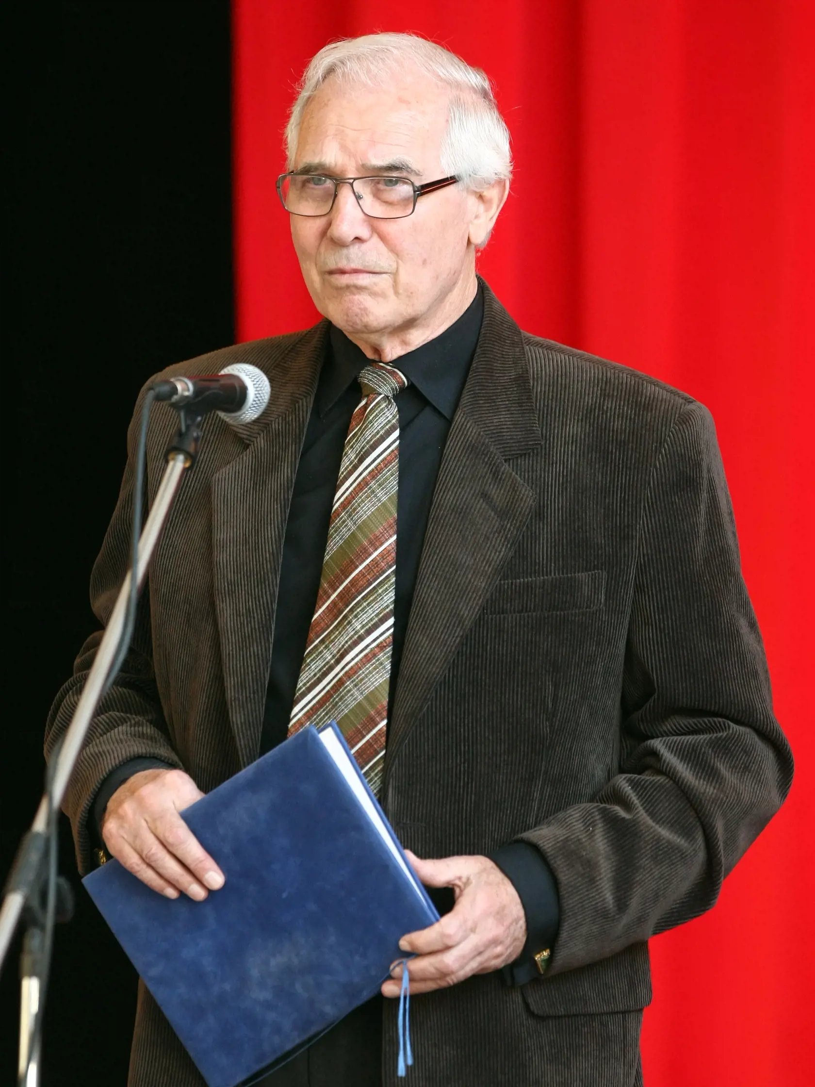 Seminar s dochodcami: Slovencina na kus reci 
Juraj Sarvas
seminar
slovencina
jazyk
knihy
pisanie
citanie
prednes
literatura
vzdelavanie
dochodcovia
klub dochodcov
spominanie
15.4.2009 DK Bratislava Nove Mesto Vajnorska ulica Bratislava
foto: Michal Smrcok
pôvodný súbor:IMG_foto MICHAL SMRCOK_43188.JPG
