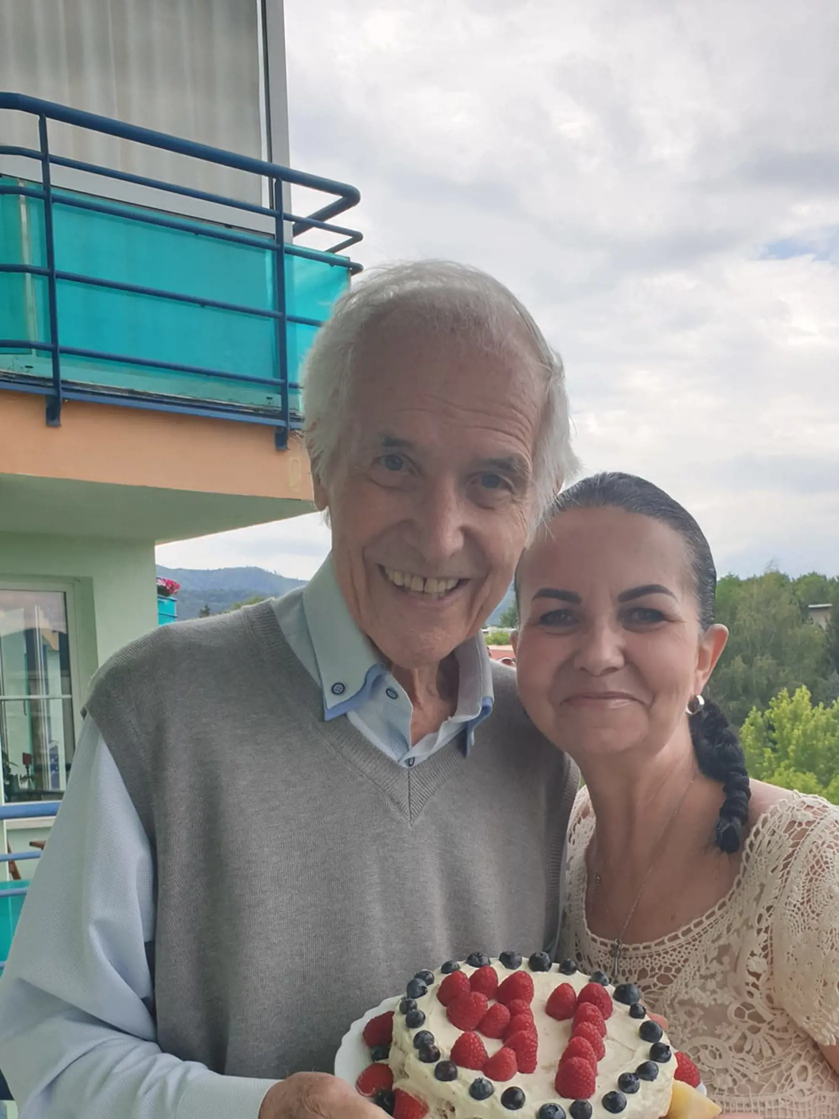 Juraj Sarvaš opäť utiekol hrobárovi z lopaty. 14. júla oslávil 91. rokov. Herec na zábere s dcérou, tiež herečkou Svetlanou Sarvašovou.