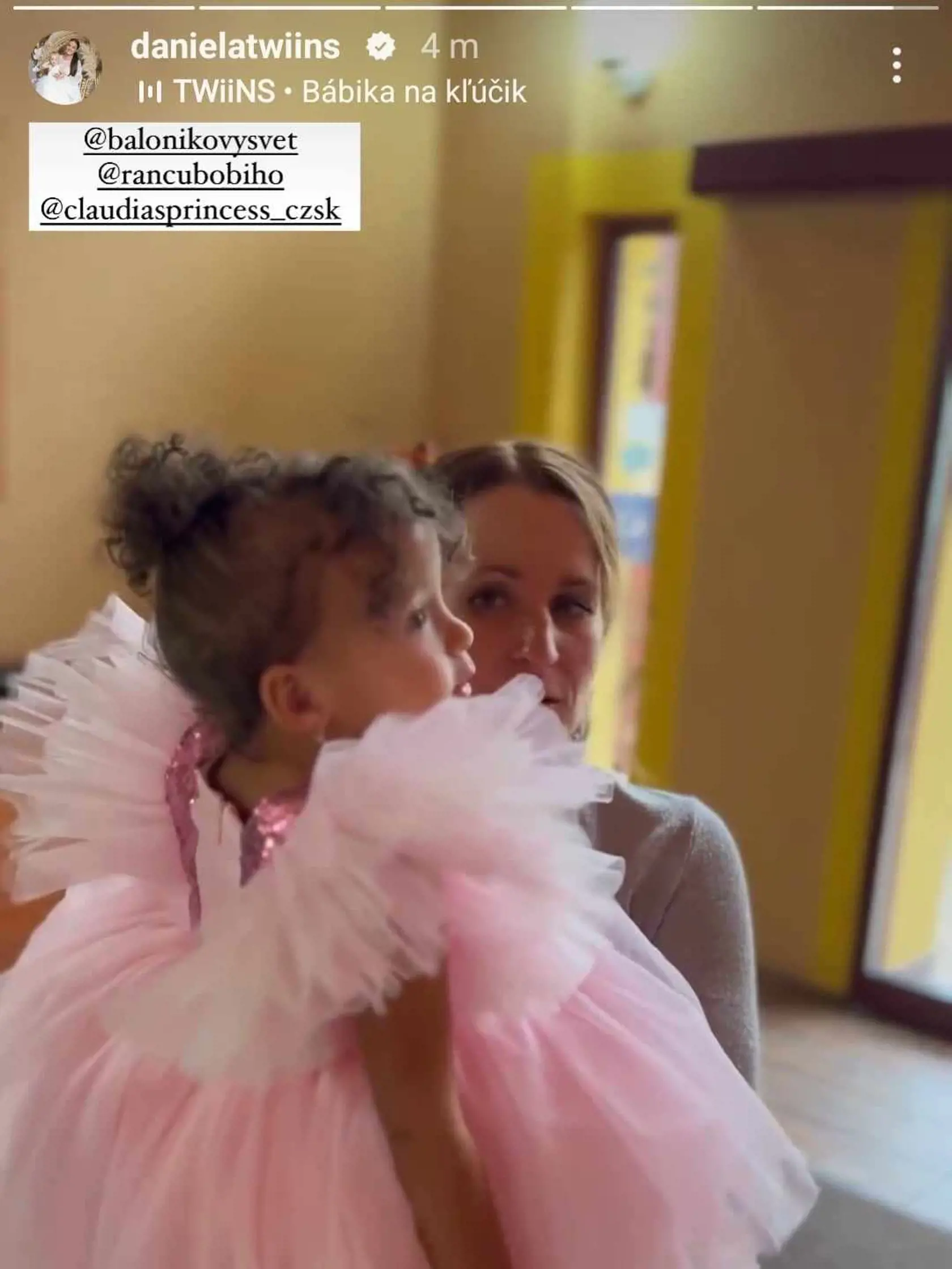 Oslava 2. narodenín Ney Nízlovej.  Prišla aj mama a sestra Kolárovského.