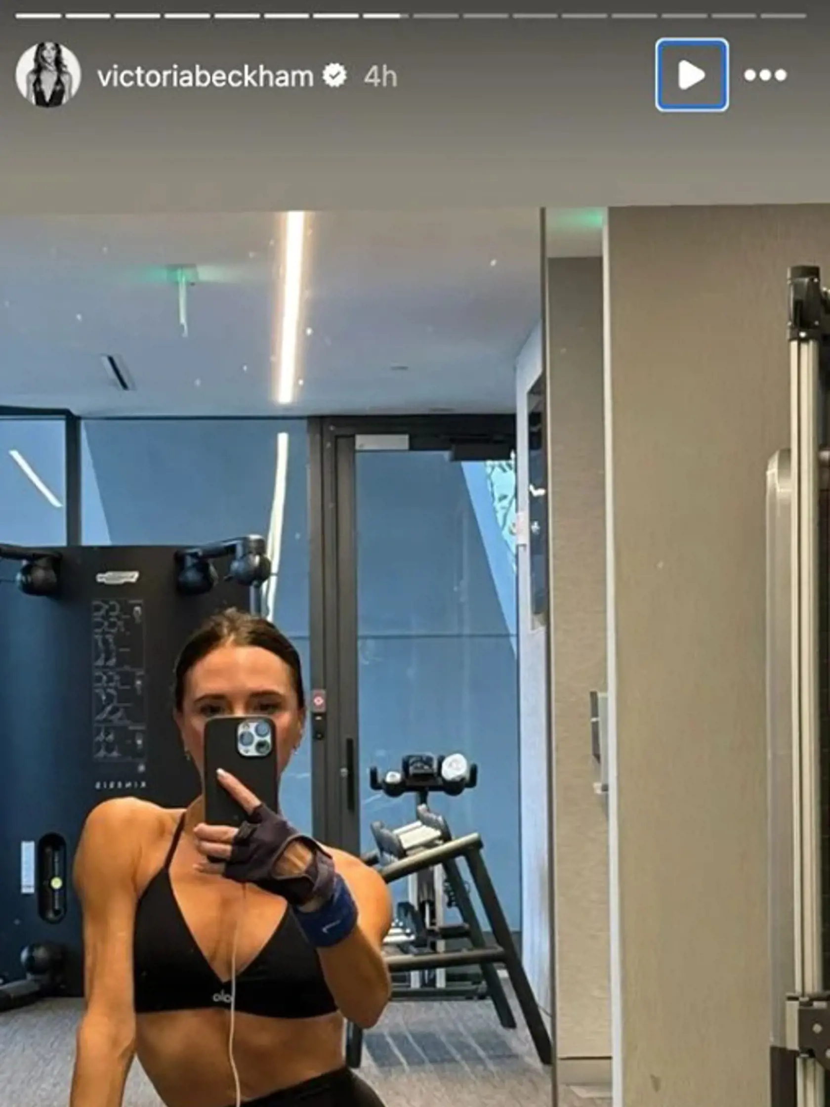 Victoria Beckham pred pár rokmi zaradila do svojej cvičebnej rutiny aj zdvíhanie závaží a ako povedala v 50-tke sa cíti silnejšia ako, keď mala 20.